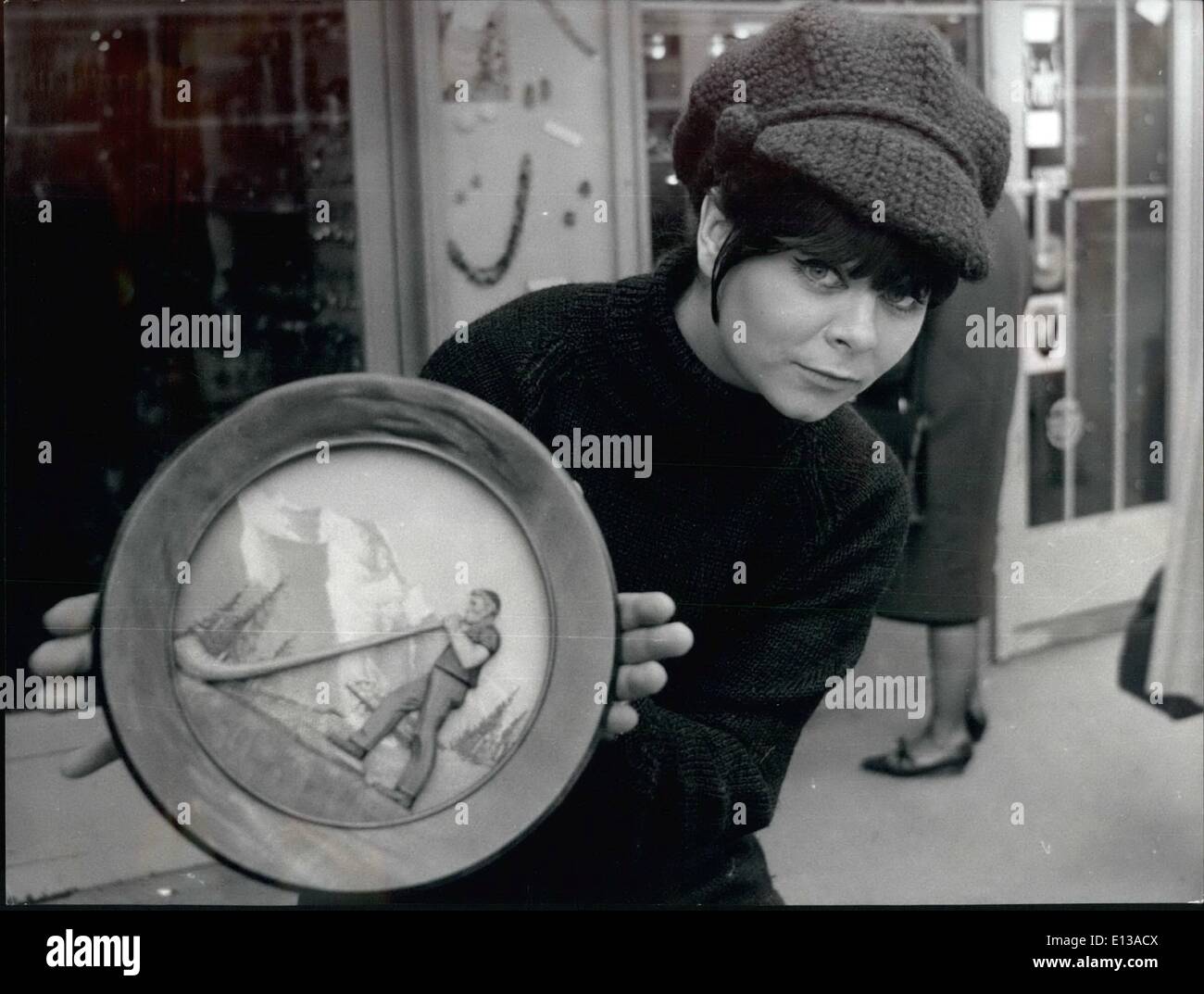 Febbraio 29, 2012 - Una svedese ''beat-cameriera'' a Zurigo; ella è svedese, dai capelli neri tuttavia, 21 anni, chiamato Gunilla Thorn, e in tutti i figli di un vero e proprio self made girl, che vende il suo ''beat-voce " tutti attraverso il mondo. Ha iniziato in show business quattro anni fa con il Rock'n'Roll seguito tutte le nuove tendenze di cantare le aziende e ora è un successo ''beat-cameriera''. Per il momento essa è a Zurigo dove lei sembra essere a suo agio - Adora gli uomini svizzeri, ''sono come le montagne Svizzere" ma sarà presto di andare in Giappone Foto Stock