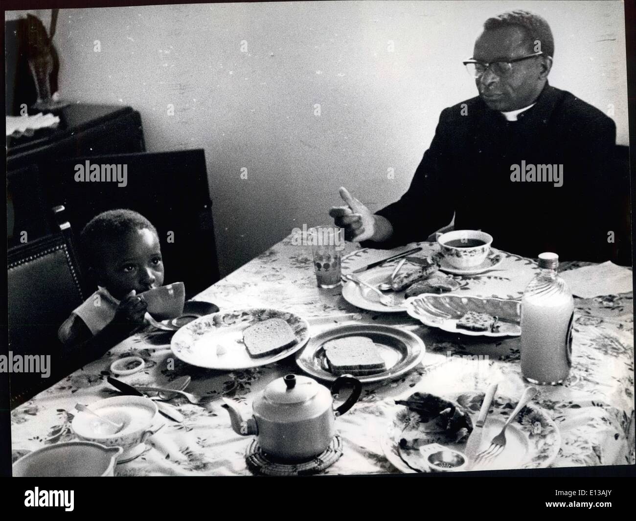 Febbraio 29, 2012 - Il Vescovo Muzorewa colloqui per la sua bimba al tavolo della colazione. Foto Stock