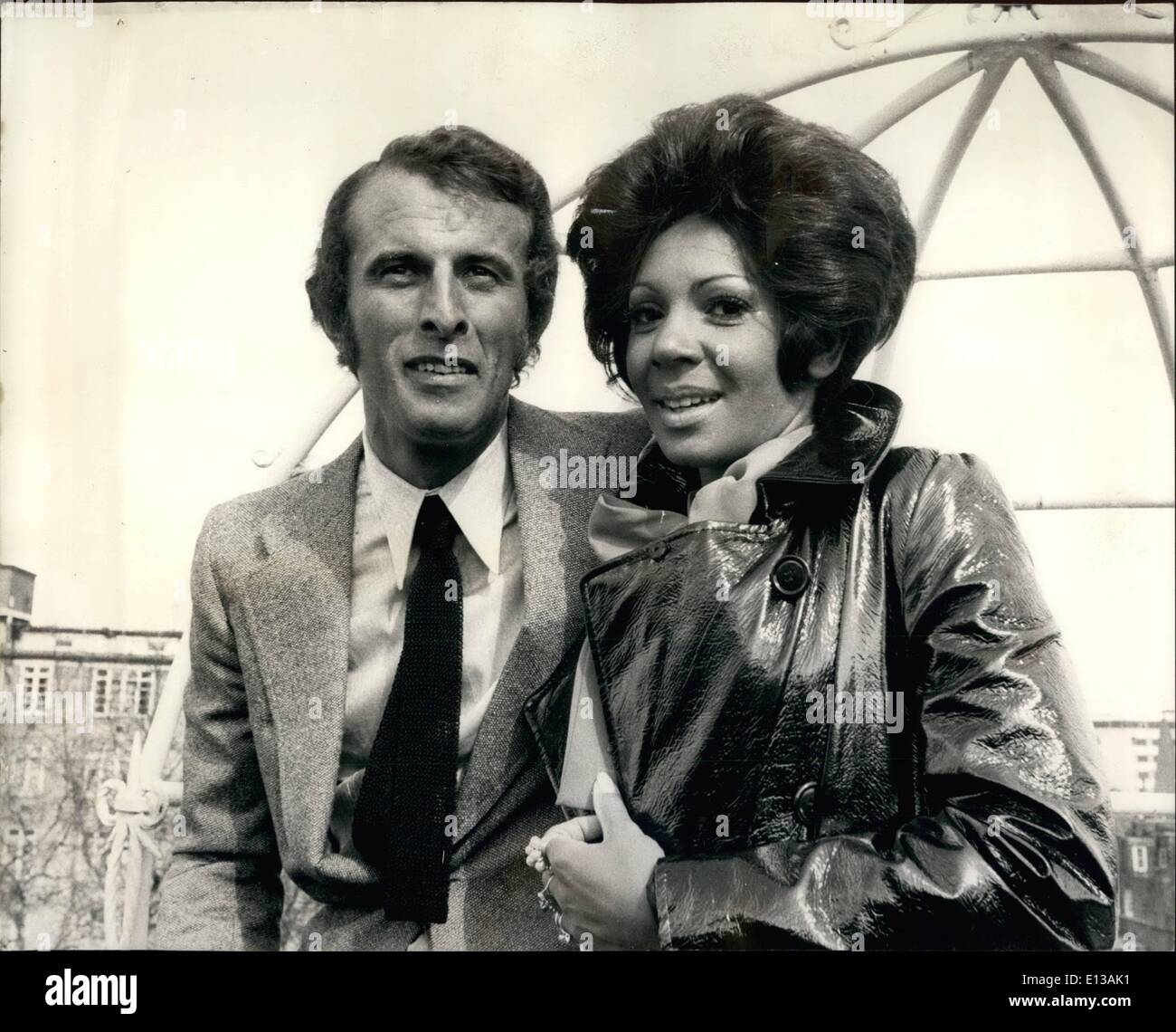 Febbraio 29, 2012 - Shirley Bassey torna a Londra dopo due anni. Shirley Bassey è tornato a Londra dopo una assenza di più di due anni con il marito Sergio Novak, che ora è il suo personal manager. Shirley è arrivato a Londra da Milano e durante il suo soggiorno lì comparirà sulla televisione su Simon Dee Visualizza (questa sera), film un aspetto per il TV la Engelbert Humperdinck Visualizza il prossimo 8 aprile e quindi appaiono a parlare della città dal 13 aprile per due settimane. La foto mostra: Shirley Bassey raffigurata con suo marito, Sergio Novak presso il Dorchester Hotel di Londra oggi. Foto Stock