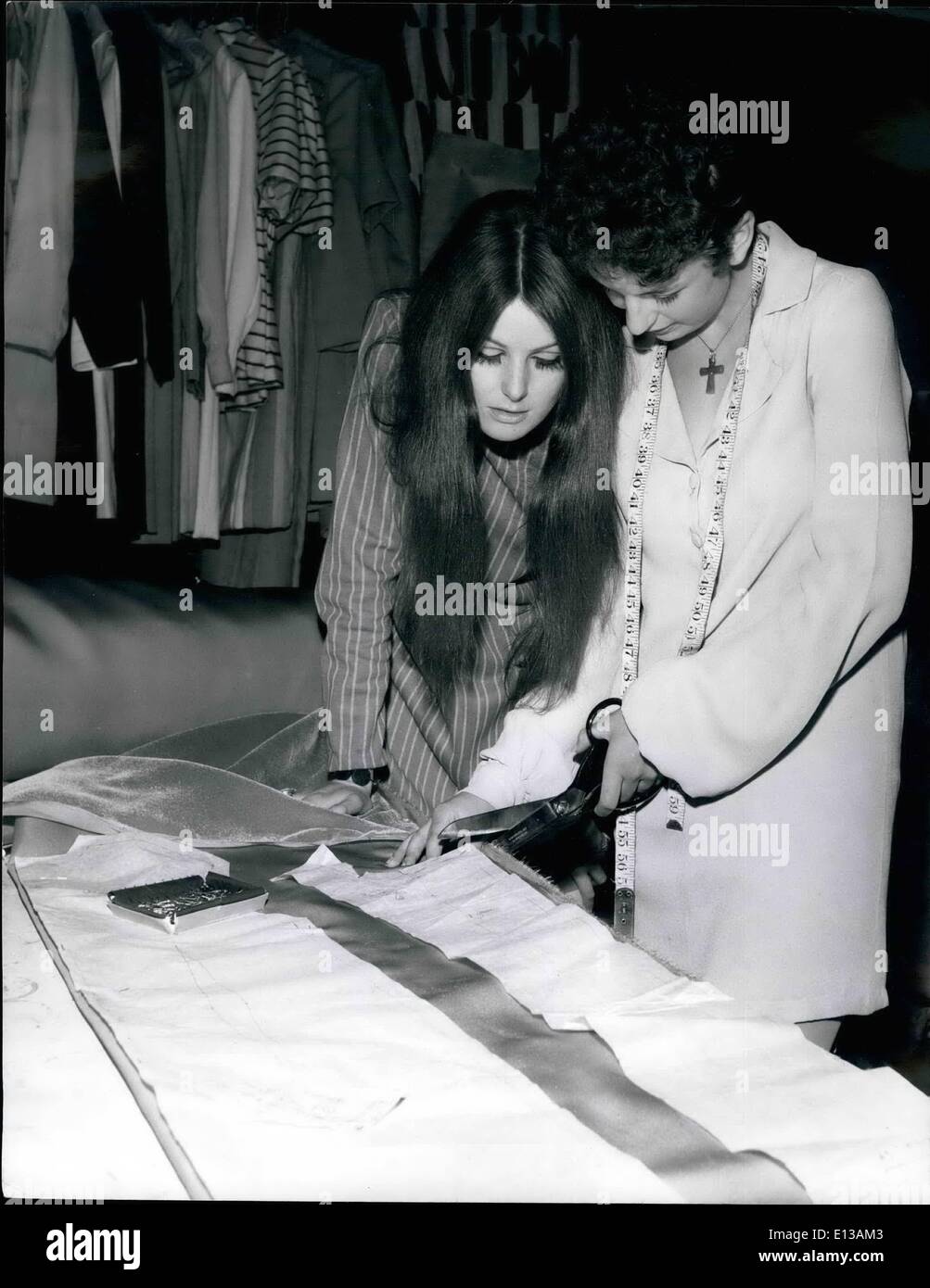 Febbraio 29, 2012 - Arte Galore - Signore & Lady Montague's Boutique oscillante: Boutique sono ancora scoppiando ovunque. L'ultima impresa è da Lord e Lady Montague di Beauleu (della 'Vecchia truffatori' fama) che hanno portato l'ingranaggio oscillante a Guildford in forma di ' Arte a gogò'. Così è questo boutique facendo che Lord e Lady Montague e i loro partner Michael Pappernik ha deciso che avevano bisogno di una cover girl per pubblicare nel proprio catalogo di parete Foto Stock