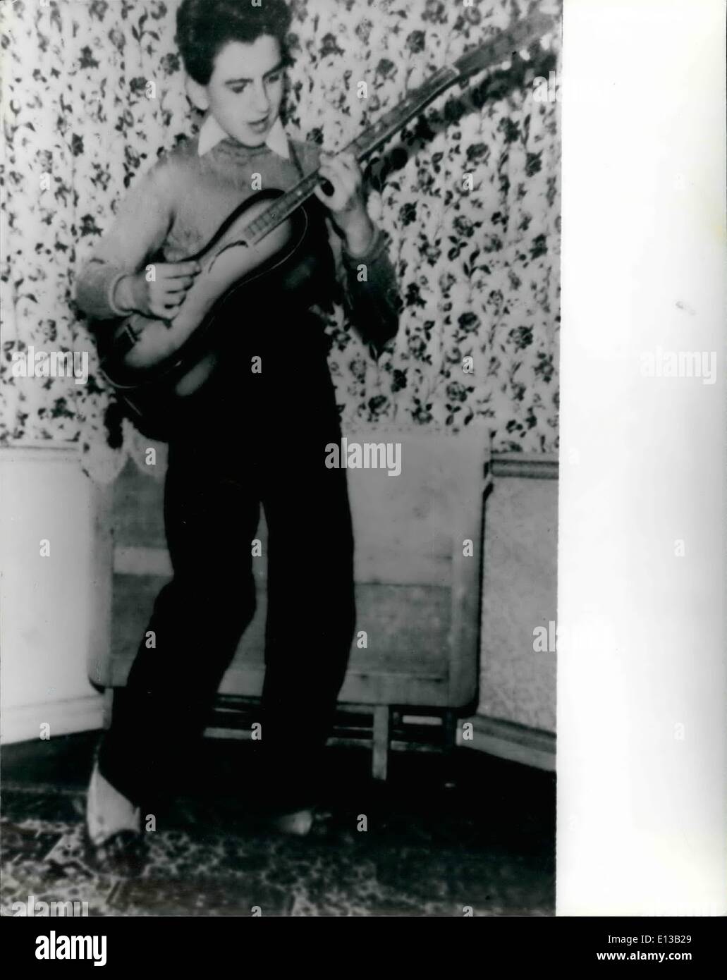 Febbraio 29, 2012 - infanzia a casa in Liverpool - 13 anni fa - George Harrison svolge la sua prima chitarra e la sua età? 12. Ima Foto Stock