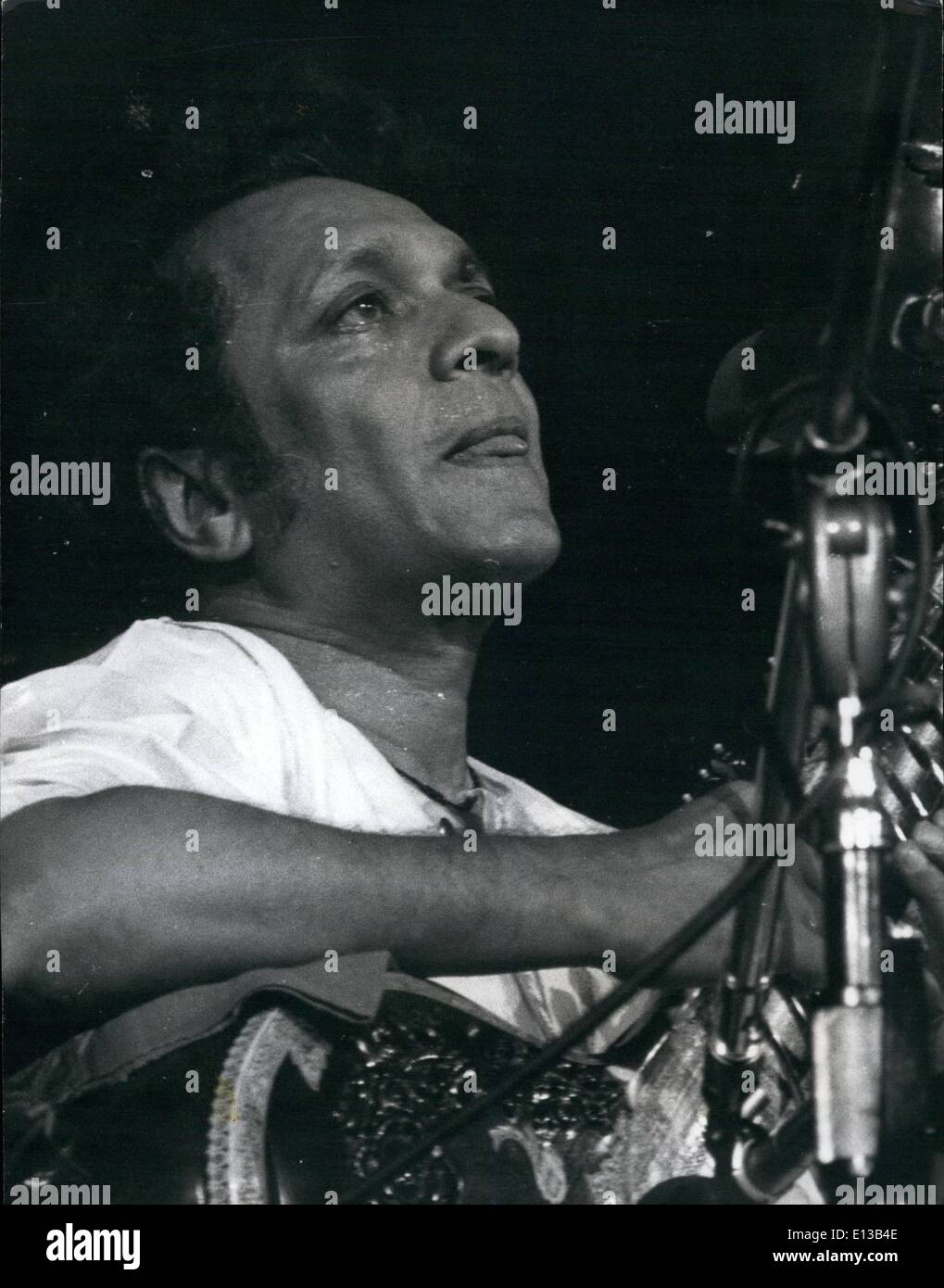 Febbraio 29, 2012 - Pop stars eseguire in aiuto dei bambini del Bangladesh. New York tifosi pagati decine di migliaia di sterline per vedere i loro preferiti nuovamente a un vasto Madison Square Garden raccogliendo in aiuto dei bambini profughi dal Pakistan Orientale. Sul palco sono stati Ringo Starr, George Harrison e Bob Dylan, così come una moltitudine di altre stelle. Si è scoperto di essere uno dei più cordiale e raduni delirante da mesi con il mercato nero dei biglietti recupero fino a &pound;20. Più di mezzo milione di dollari saranno la causa. Foto Stock