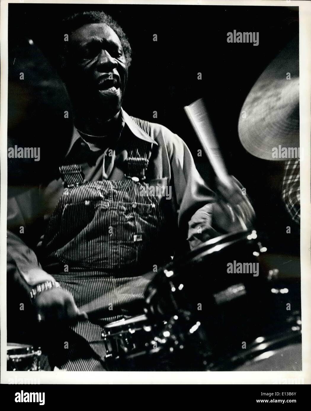 Febbraio 29, 2012 - Il batterista jazz arte Blakey effettuando al village gate night club, New York City, 1976. Foto Stock