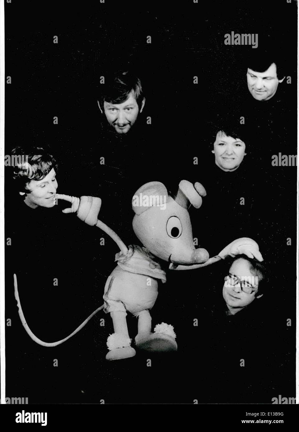 Febbraio 29, 2012 - ''Teatro Nero'' da Praga/Icheslowakia è una guest star in Hamburg/Occidentale-germania; nelle tenebre ha agito i giocatori della ''Teatro Nero'' da Praga/Tchechoslowakia - in primo piano solo i requisiti sono per vedere che sono piombati eccellenti da parte degli attori. Nella nostra immagine è un mouse, in piedi la calce-luce; ella hanno a che fare con la sgradevole cat-difficoltà - e lei risolve il problema in una maniera speciale Foto Stock