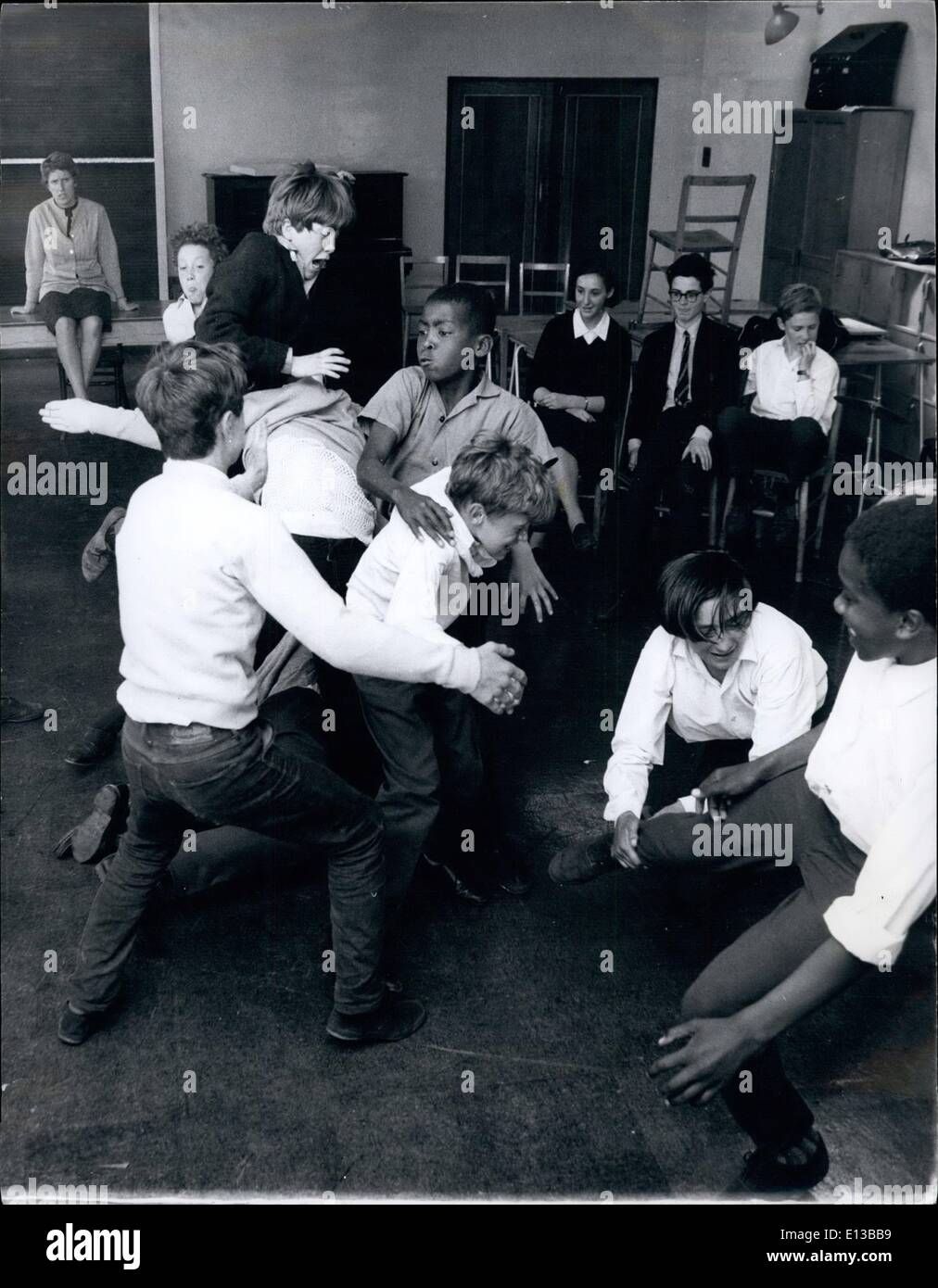 Febbraio 29, 2012 - Blackboard Jungle? No, solo l'espressione di sé di Markfield (scuola (in Tottenham) come Marjorie Sigley in background le catture il suo dramma di classe. Foto Stock