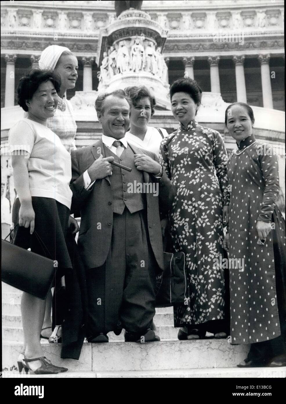 Febbraio 29, 2012 - Roma, maggio 1966 famoso attore americano Red SKELTON è a Roma per trascorrere qualche dgya come vacanza, accompand 04 dalla moglie hie Georgia MORRIS (l'immagine con il cofano bianco). Può essere possibile che Mx, Skeldon racconta ha. l incontro con il romano ai produttori di GPO RMD SKELDON (ridotto.), posa con un gruppo di turisti nd. Foto Stock