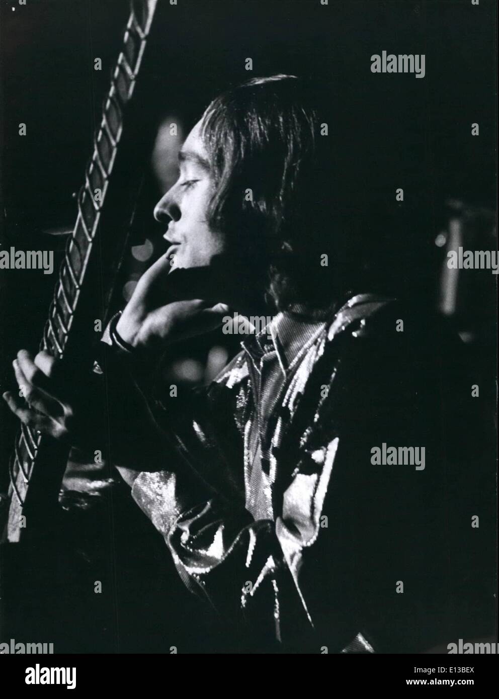 Febbraio 29, 2012 - DAVE MASON giocando sitar sul palco. Egli scrisse il gruppo corrente di hit ''Foro nella mia scarpa' Foto Stock