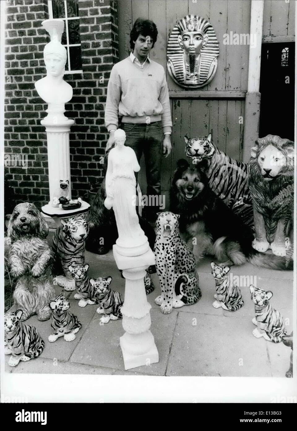 Febbraio 29, 2012 - Un amico degli animali...: piuttosto un amico speciale di animali è Karl-Heinz Spielau (foto). Ma egli è anche un buon amico con il vivere a quattro zampe degli animali - come cane di pecora ''Lupo'' al suo fianco è la dimostrazione - la specialità di 30 anni di vecchio uomo da Amburgo/Germania Ovest sono animali in ceramica, che egli produce se stesso. Essendo addestrato decoratore, egli piuttosto fortunatamente ha ottenuto la sua nuova professione: Un giorno ha visto una bella, ma più costoso, ceramica Lion e ha cominciato a riflettere su come si potrebbe produrre più economico. ha iniziato a lavorare. Naturalmente non è andato gradualmente da inizio Foto Stock