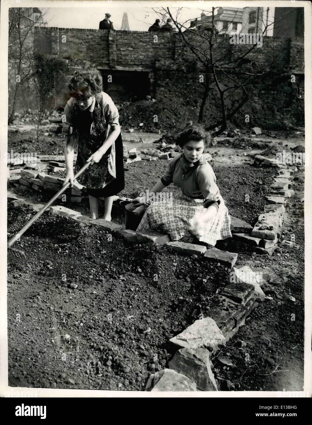 Febbraio 29, 2012 - Volontari costruire incoronazione giardino sul sito bomba.... Volontari provenienti da uno degli uffici della città sono alacremente impegnati - Sabato pomeriggio - nella costruzione di una Incoronazione di giardino su un sito di bomba vicino a Fleet San mostra fotografica di:- Brenda Freeman, di Forest Hill. e Pat Moore, di Finsburi, visti al lavoro sul giardino di questo pomeriggio. Foto Stock