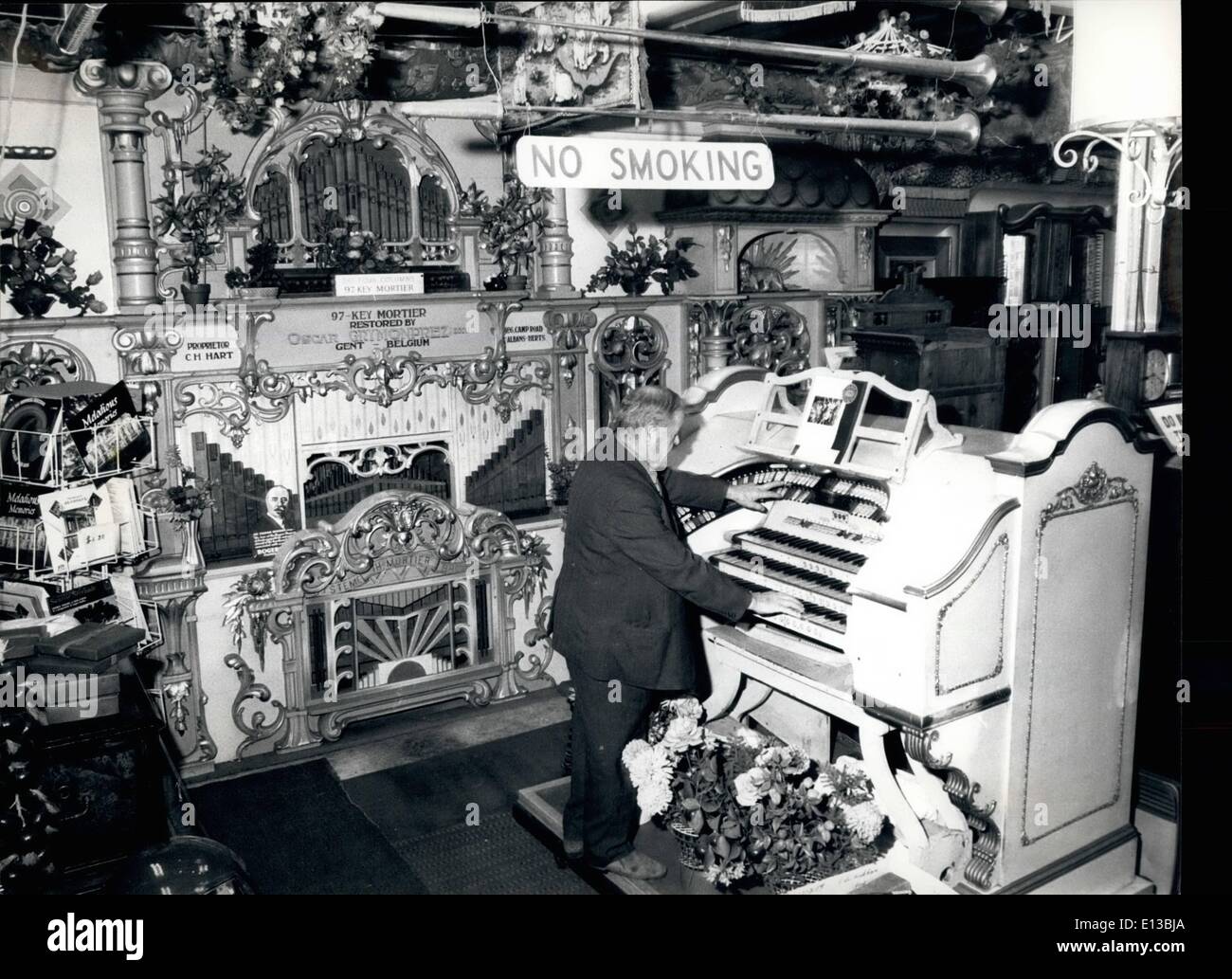 Febbraio 29, 2012 - Charles Hart con uno dei suoi più pezzi pregiati - un 'm"grandi" Edmonton Wurlitzer. acquisita in più parti e riunite insieme in un tutto nel suo museo. Dietro di lui un tasto 87 Mortier da Gand, Belgio. Foto Stock