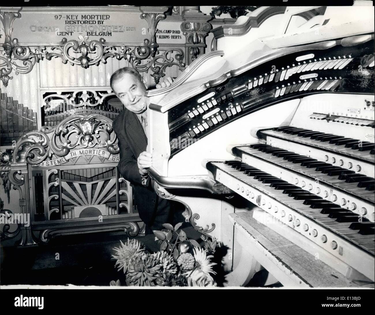 Febbraio 29, 2012 - Charles Hart con uno dei suoi più pezzi pregiati - un 'm"grandi" Wurlitzer di Edmonton, acquisita in più parti e riunite insieme in un tutto nel suo museo. Dietro di lui un tasto 87 Mortier forma Ghent, Belgio. Foto Stock
