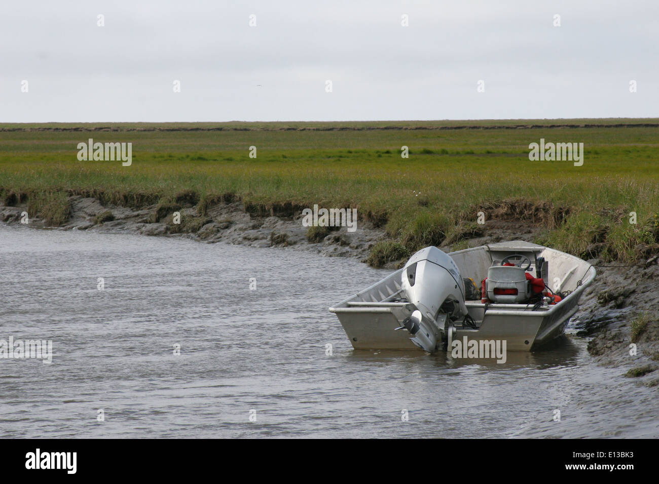 Barche in azione durante la stagione estiva dei campi presso lo Yukon Delta National Wildlife Refuge in Alaska. Lo U.S. Fish and Wildlife Service gestisce l'area per la sua variegata fauna selvatica e gli habitat naturali, compresi gli ecosistemi delle zone umide. Foto Stock