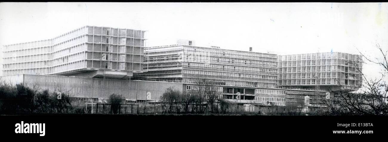 Febbraio 29, 2012 - Il più moderno ospedale clinico in Europa...collegato con l'Università di Berlino Ovest (Freie Universitat) sta prendendo la sua forma definitiva. Il costo per la clinica IMPORTO DI DM 302 milioni. Prima del completamento della enterprose, probabilmente nel 1967, ci sono un sacco di problemi che devono essere risolti per esempio personale di 2400 persone tra di essi 350 medici deve essere trovata per la clinica. Foto Stock