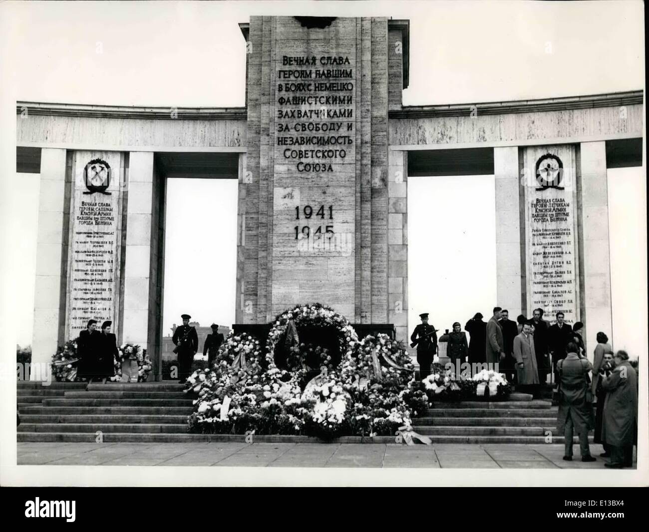 Febbraio 29, 2012 - Il 36mo anniversario della Federazione October-Revolution a Berlino.: una delegazione russa mettere giù le ghirlande a Foto Stock