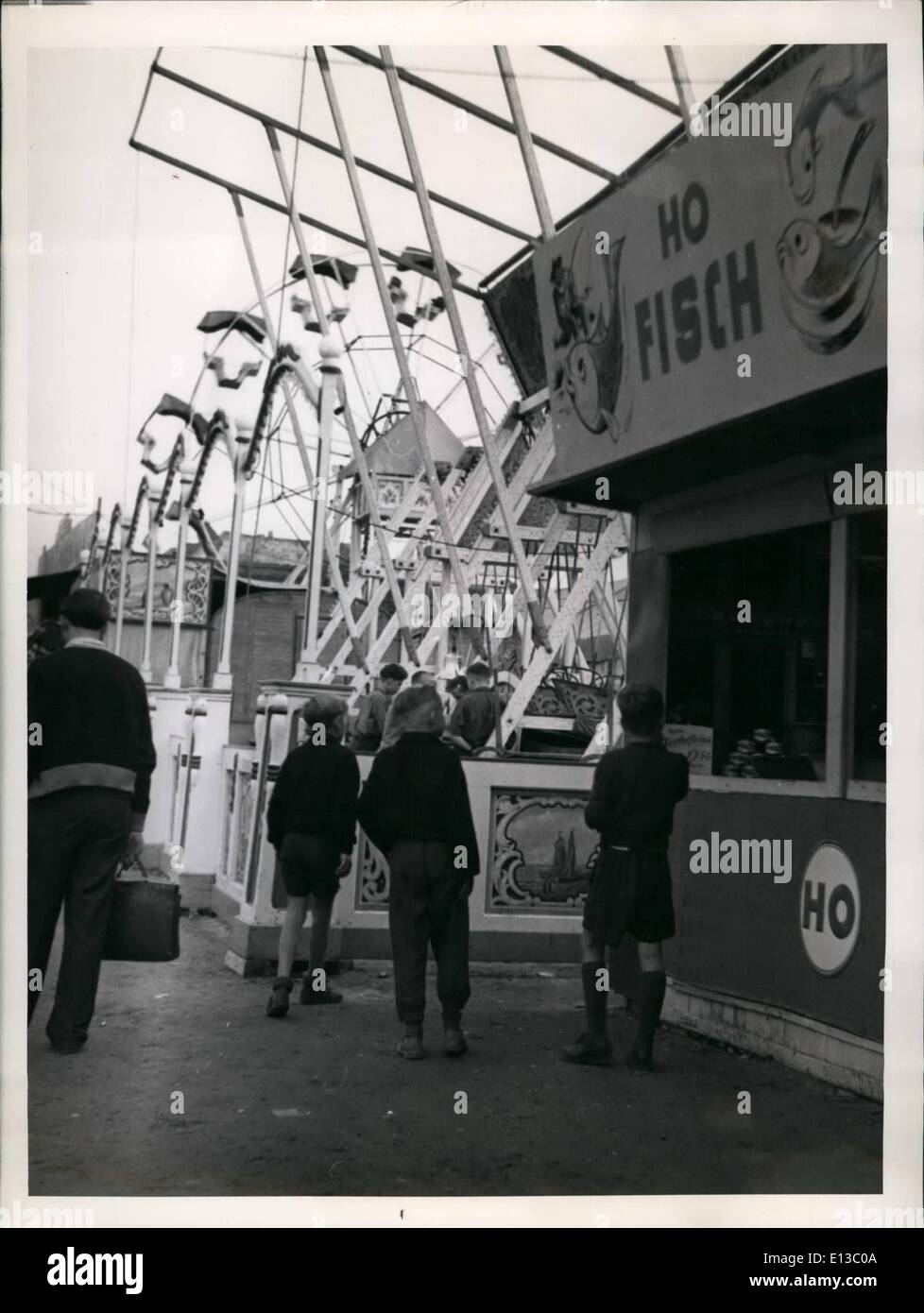 Febbraio 29, 2012 - non c'è molto andando su- - sull'Oktoberfest in Berlino Est. Il East-Berlin amministrazione istituito un cosiddetto Oktoberfest su Lenin Avenue nella parte orientale di Berlino. Tutto il parco divertimenti è recintata da grandi manifesti di propaganda e le bandiere della Unione Sovietica e le cosiddette democrazie popolari. Abbastanza un sacco di cabine sono eseguiti mediante l'HO come ci sono HO-gelati, HO-pesce, HO-salsicce ecc. HO. significa tedesco orientale organizzazione commerciale. Foto Stock