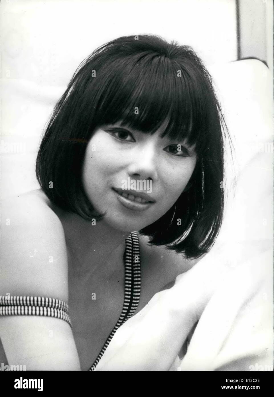 Febbraio 29, 2012 - Un cinese A NEW YORK: Lilia Nuyeng è di andare a New York per il ''performance'' del film italiano ''La voglia matta di'' in cui Lilia ha un ruolo insieme con Catherine Spaak. Lei è stato scelto dal regista Damiani che avevano look per una ragazza orientale per un lungo periodo di tempo. Nuyeng, la cui madre francese e padre cinese, sposato un italiano di un anno fa e ha 3 mesi Baby girl.Ella continua a fare film, dove un attrice cinese è obbligatorio e non tornare in Francia - dice - ''My home è ora Roma, ho qui tutto ciò che amo, mio marito e mia figlia. Foto Stock