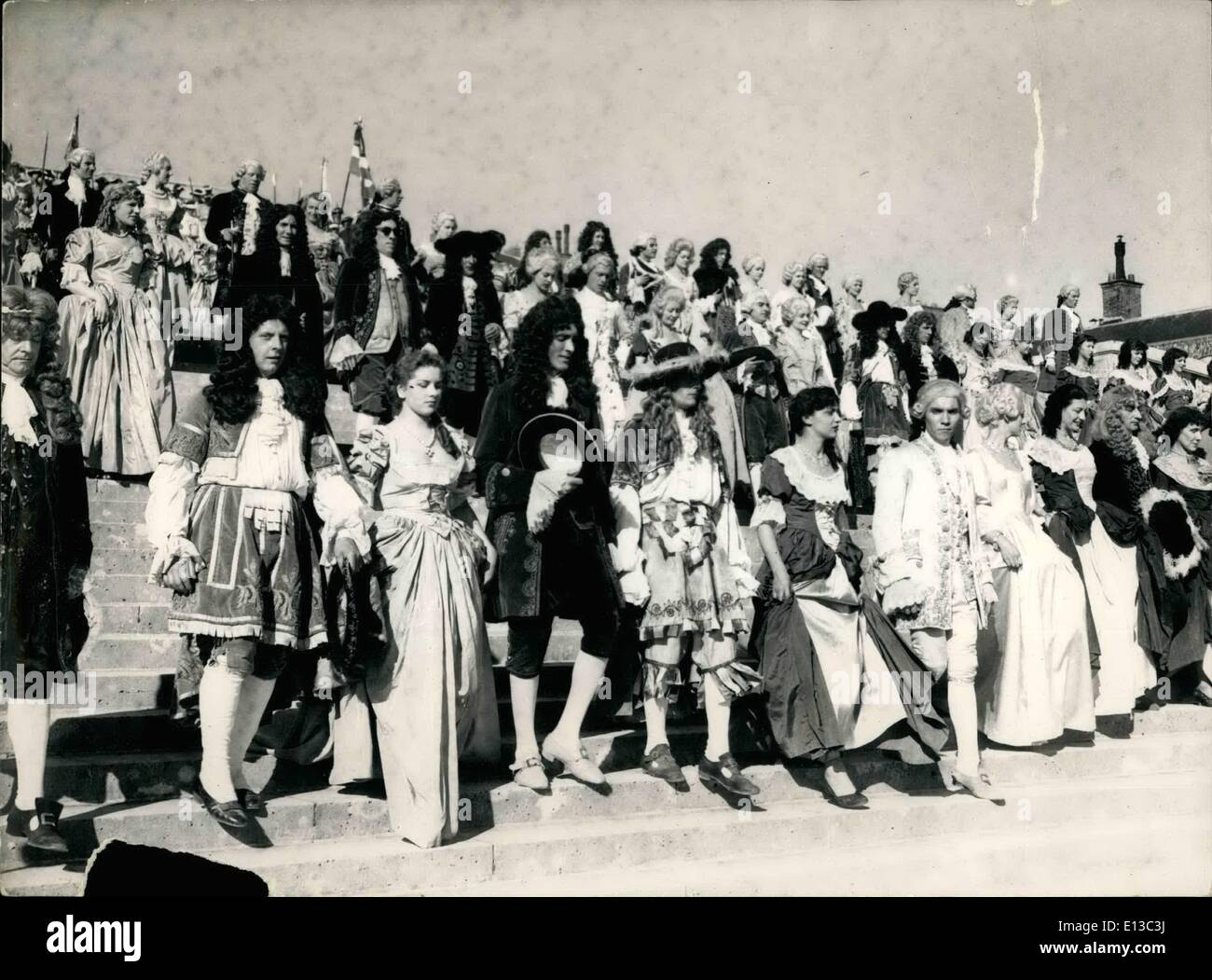 29 febbraio 2012 - quattro secoli di storia francese sono evocati da Sacha Guitry a Versailles: Ieri a Versailles è stato girato l'atto finale del nuovo film di Sacha Guitry intitolato ''St Versailles M'etait Conte''. Una scena in cui i figuranti scendono dall'enorme scalinata dell'orangerie in ersailles. Foto Stock