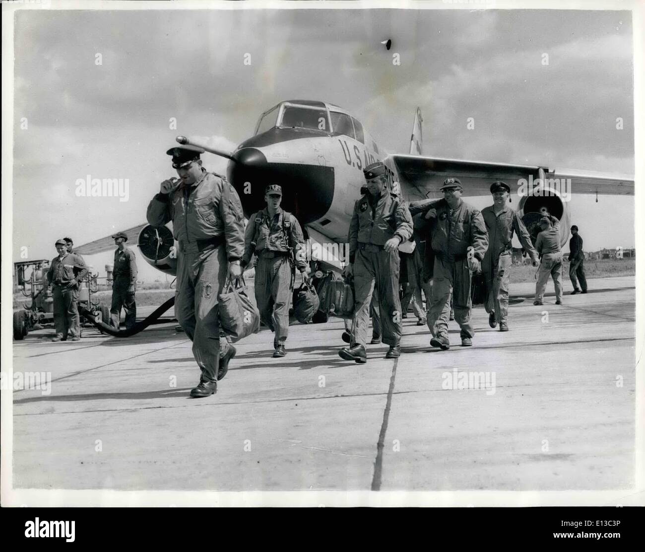 29 febbraio 2012 - Switch Starts ''invasione degli Squadroni statunitensi in Inghilterra: Le prime mosse sono state nella ridefinizione degli squadroni tattici dell'aeronautica degli Stati Uniti in Europa a seguito del rifiuto del generale De Caulle di consentire agli americani di immagazzinare armi nucleari in Francia. Gli squadroni dei bombardieri tattici da combattimento devono essere trasferiti dai campi aerei in Francia alla Germania, mentre gli aerei con un raggio più lungo, sono stati trasferiti di nuovo in Gran Bretagna. Oggi la decima ala di ricognizione tattica, della US Airforce, scorre nella stazione R.A.P di UN Hunttingdonshire dalla Germania Foto Stock