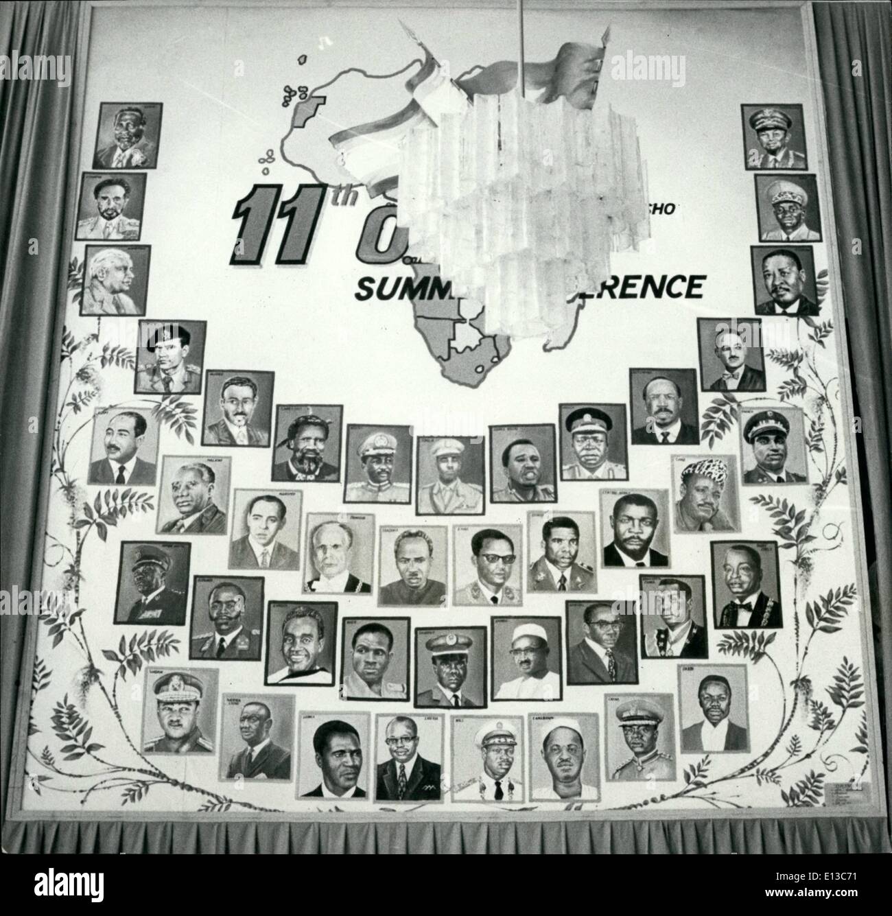 Mar 02, 2012 - OUA Vertice Mogadiscio: l'Undicesimo vertice dei capi di Stato di organizzazione dell' unità africana si è tenuto nella capitale somala di Mogadiscio e il Presidente somalo, Mohamed generale sia Barre è stato eletto Presidente in successione lo scorso anno al Presidente Generale Yakubu Gowon della Nigeria. Mostra fotografica. 1. Un frosco sulla parete della Casa del Popolo è il luogo della undicesima riunione al vertice dell'OUA, mostra i ritratti dei capi di 42 Stati africani. Foto Stock