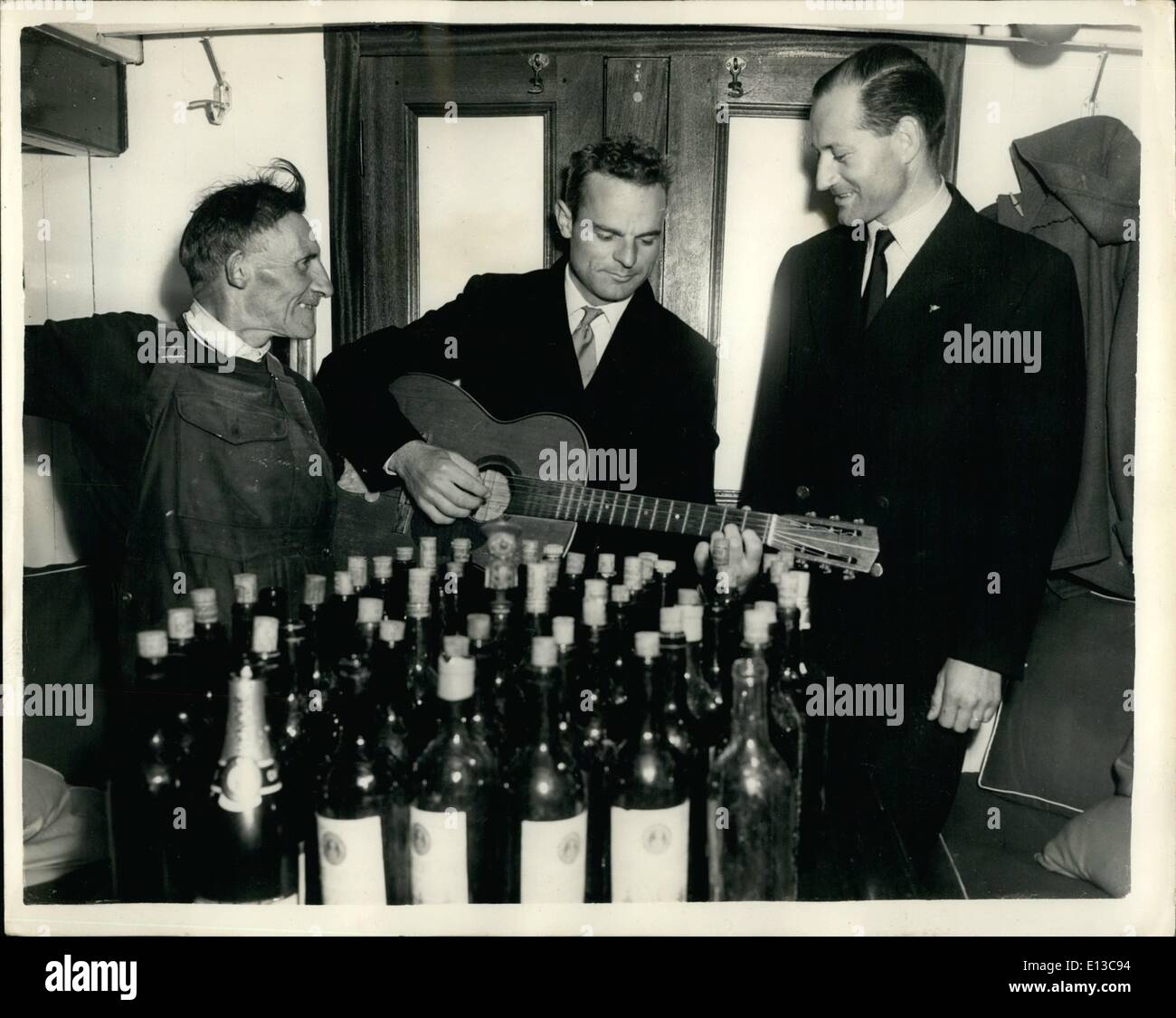 Mar 02, 2012 - La saga dei nove. Dopo aver lasciato Bodeaux con oltre 60 bottiglie di vino pregiato, la barchetta francese finalmente arrivato senza i loro campioni, avendo bevuto durante il viaggio in Inghilterra. La foto mostra: da sinistra a destra, 64 l'anno vecchio Louis Pineau (mate) Bertie de Casteubajac e capitano Bertrand Peyrelongue. Foto Stock