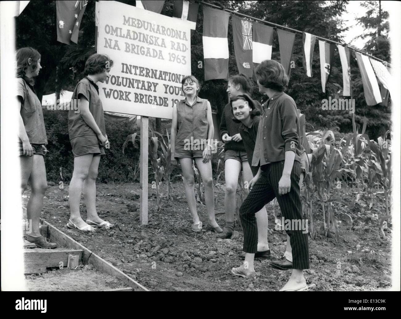 Mar 02, 2012 - 14 Sfondo bandiera rappresenta le nazioni lavorando sulla strada. Nel gruppo, ragazza in sandali (sinistra) è Nancy Anderson di Toronto, e la ragazza sulla destra fa capolino in telecamera è Maria Trigwell di Hampshire, Inghilterra Foto Stock