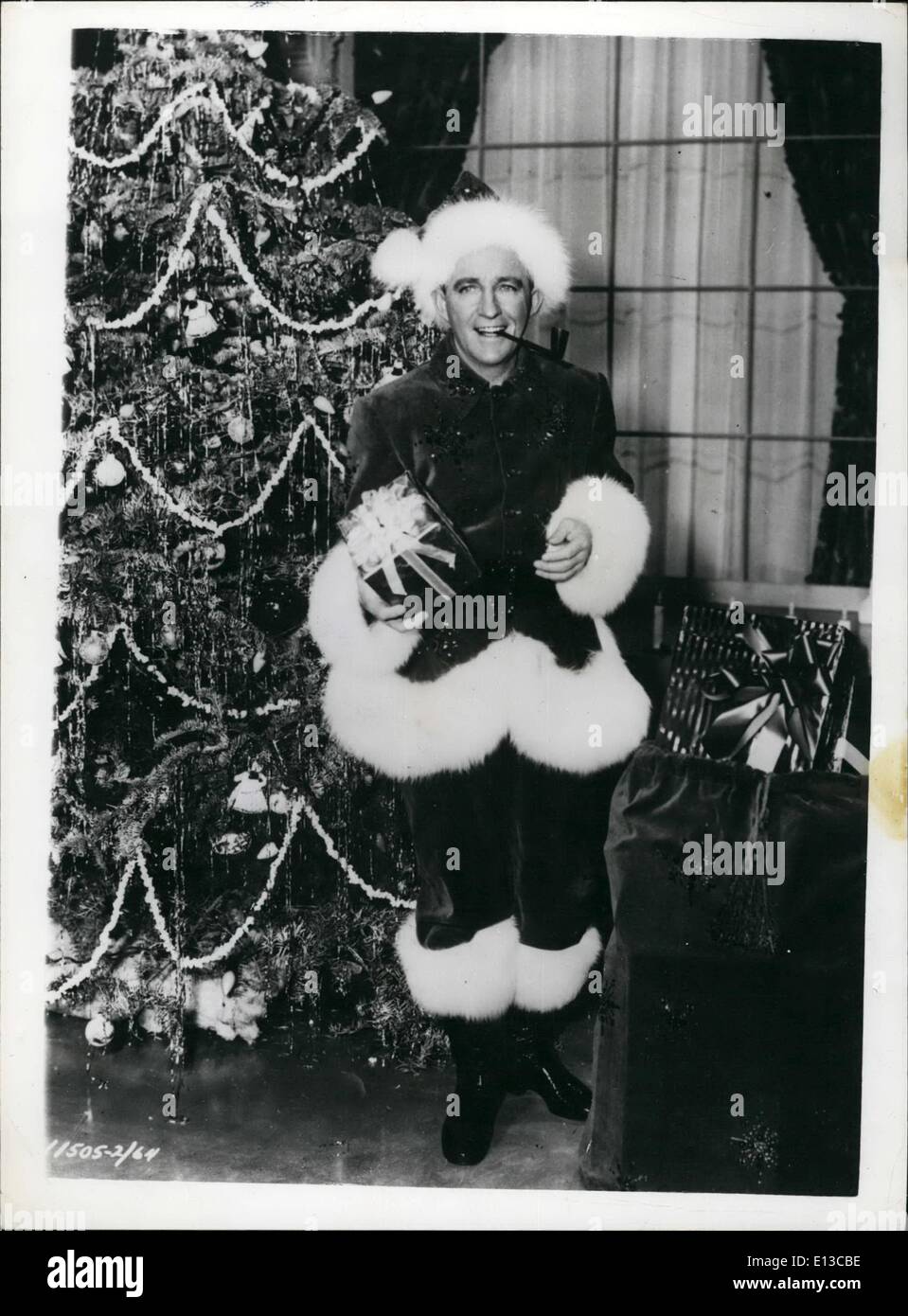 Febbraio 29, 2012 - Crooner in un nuovo ruolo. Santa Bing! Sebbene egli abbia erogato con la barba tradizionali - crooner Bing Crosby fa un meraviglioso di Babbo Natale. Egli è visto in vestiti che indossa nel nuovo film ''Bianco Natale'' - che viene realizzato in VistaVision - Hollywood. Foto Stock