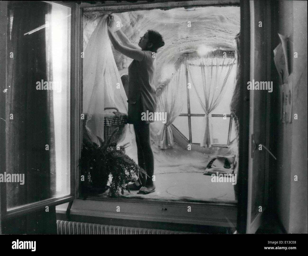 Mar 02, 2012 - Dicembre 16th, 1970 cercando di risolvere un problema di spazio. I genitori del bambino Sarah Lachat vivere in un modo molto costoso ma piccolo appartamento a Ginevra. E con limitato spazio disponibile, Sarah's Padre Marcel Lachat ha avuto un idea per l'ampliamento. Egli ha costruito e uova a forma di Ã¢â'¬Ëoebubble' del materiale in poliestere, del peso di 660 libbre e aveva fissato a seguito di una Ã¢â'¬Ëoecertificate di sicurezza" da esperti, al vetro anteriore del suo secondo piani di piana, e sua moglie hanno reso in un bambino per camera poco Sarah. Ma vi è stato un intoppo Foto Stock
