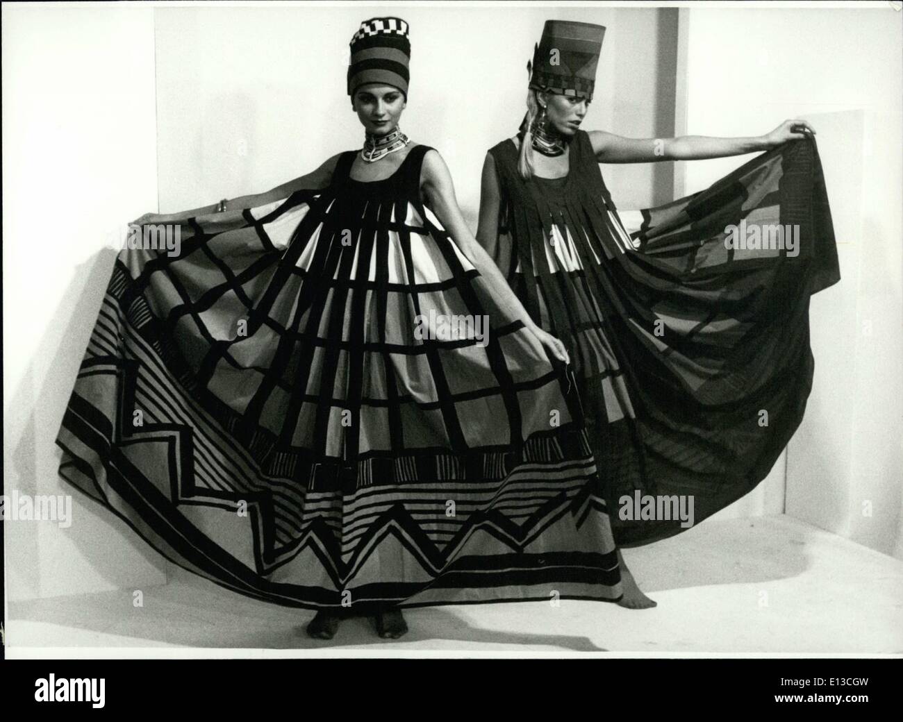 Mar 02, 2012 - La moda di Louis Feraud introdotto in Monaco di Baviera/Germania Ovest. Moda nello stile di Nofretete... ... È stato ora introdotto in occasione del 43rd. Fashion-settimana a Monaco di Baviera. Si trova al di fuori della nuova collezione per la sera del couturier francese Louis Feraud. Con i suoi modelli egli dimostra coraggio di colore e stravaganza. Graphic design sulla pianura tessili (foto) diventa l'eye-catcher della prossima stagione. Foto Stock