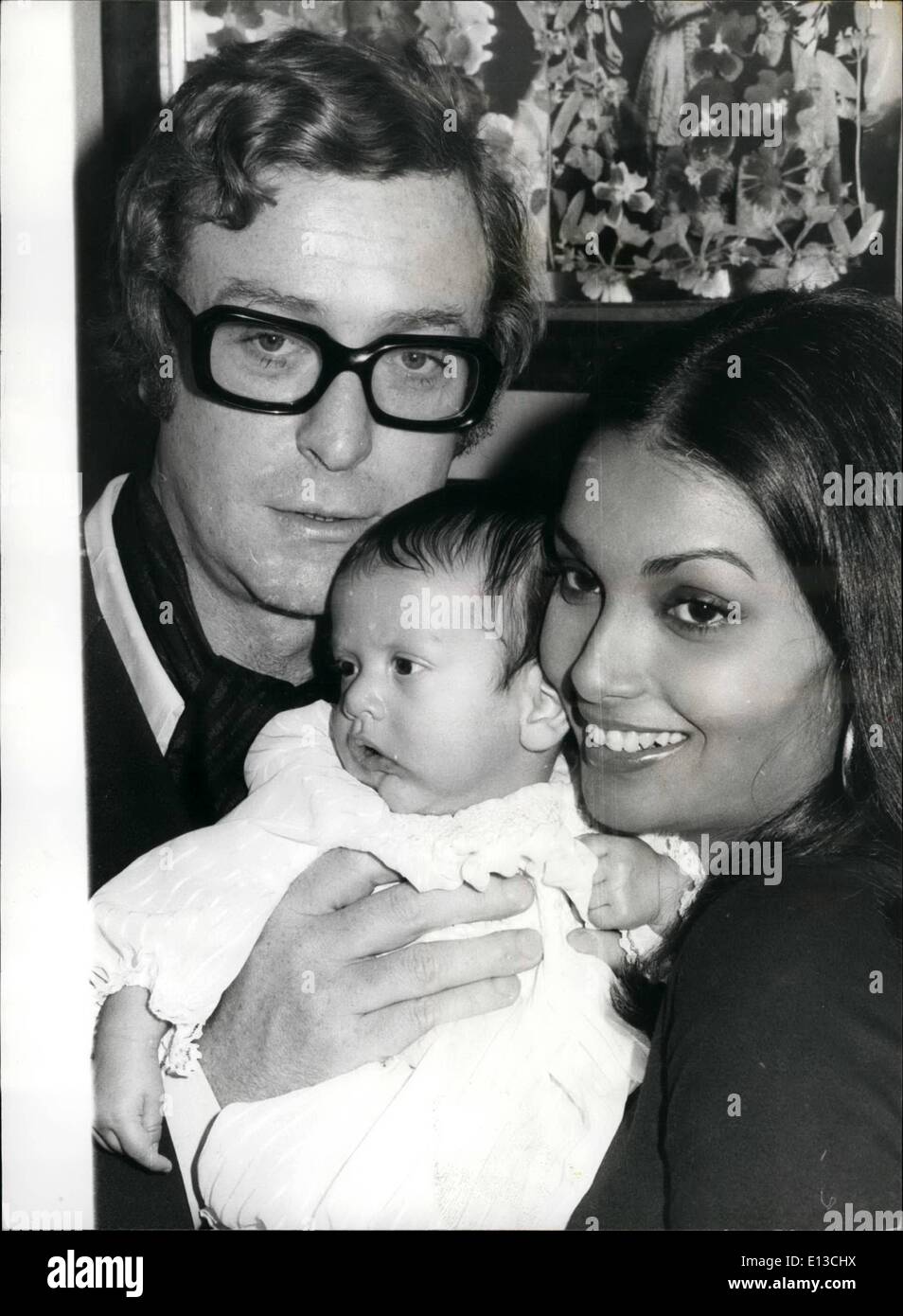 Febbraio 29, 2012 - due mesi Natasha Halima Caine steling alla ribalta da suo padre Michael Caino quando l'attore e sua moglie Shakira,poste per questa foto di famiglia a Londra ieri. Foto Stock