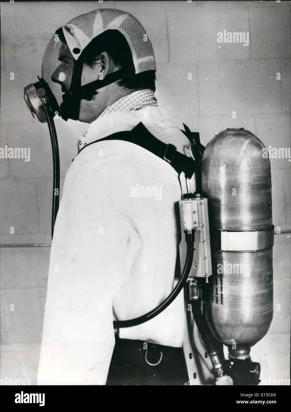 Febbraio 29, 2012 - Spazio AIDS Programma di lotta antincendio un vigile del fuoco leggero sistema di respirazione; un vigile del fuoco dal centro spaziale Johnson, USA visto la dimostrazione di un peso leggero sistema di respirazione sviluppato dagli ingegneri presso il centro utilizzando materiali e tecnologie da noi lo spazio programmato per progettare e costruire semenze, e fa che sono più leggeri e più efficiente rispetto ai sistemi attualmente in uso. Il serbatoio di aria è costruita con un rivestimento di alluminio con una fibra di vetro su avvolgere una tecnica sviluppata originariamente per il propellente solido motore di razzo casi Foto Stock