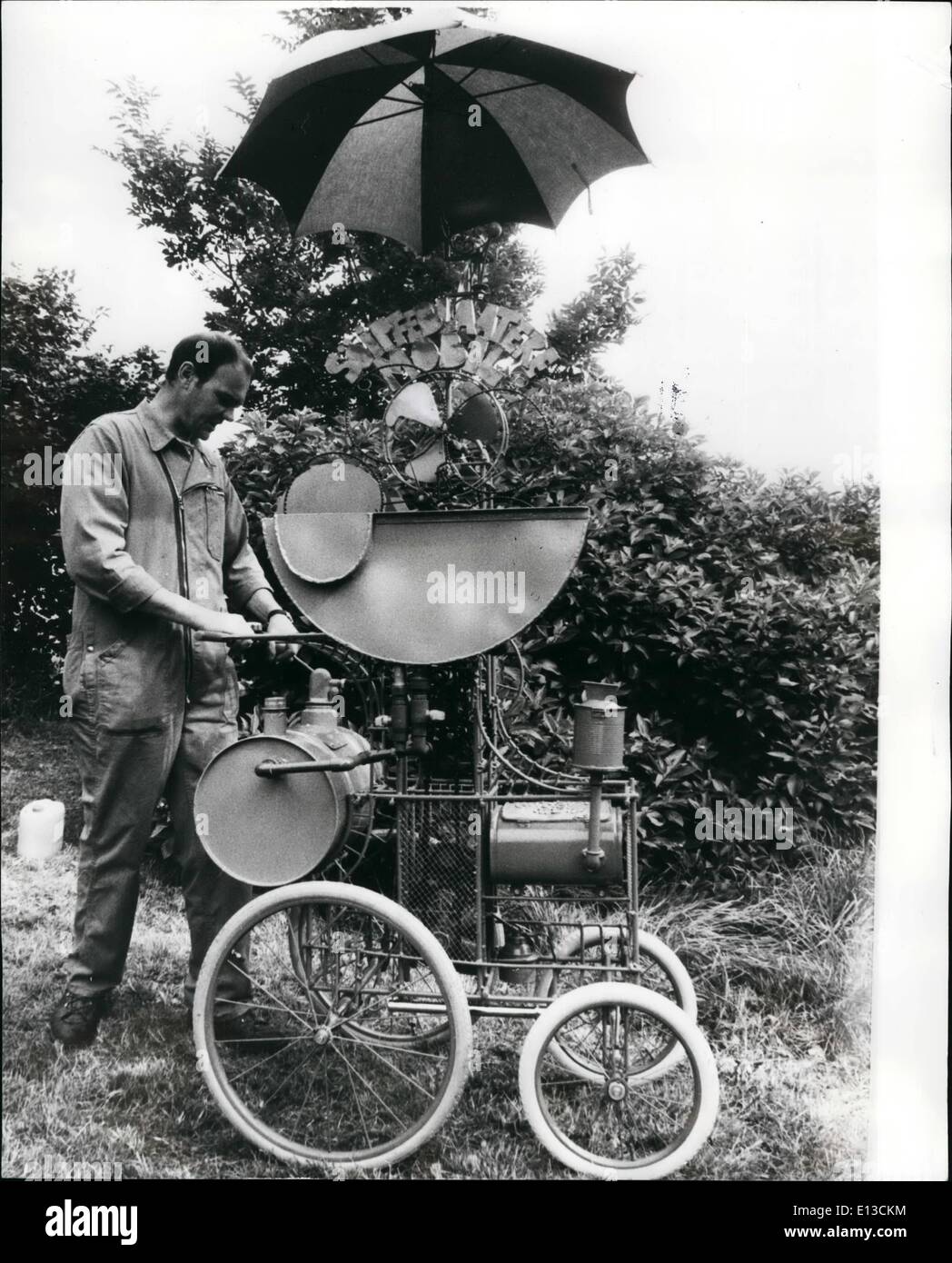 Febbraio 29, 2012 - record del mondo dalla bolla di sapone macchina; con l'intenzione di produrre bolle di sapone meccanicamente scultore Zurigo Iwan Pestalozzi ha costruito una macchina. Mostra fotografica di Iwan Pestalozzi e hi soap bubble maker. Foto Stock