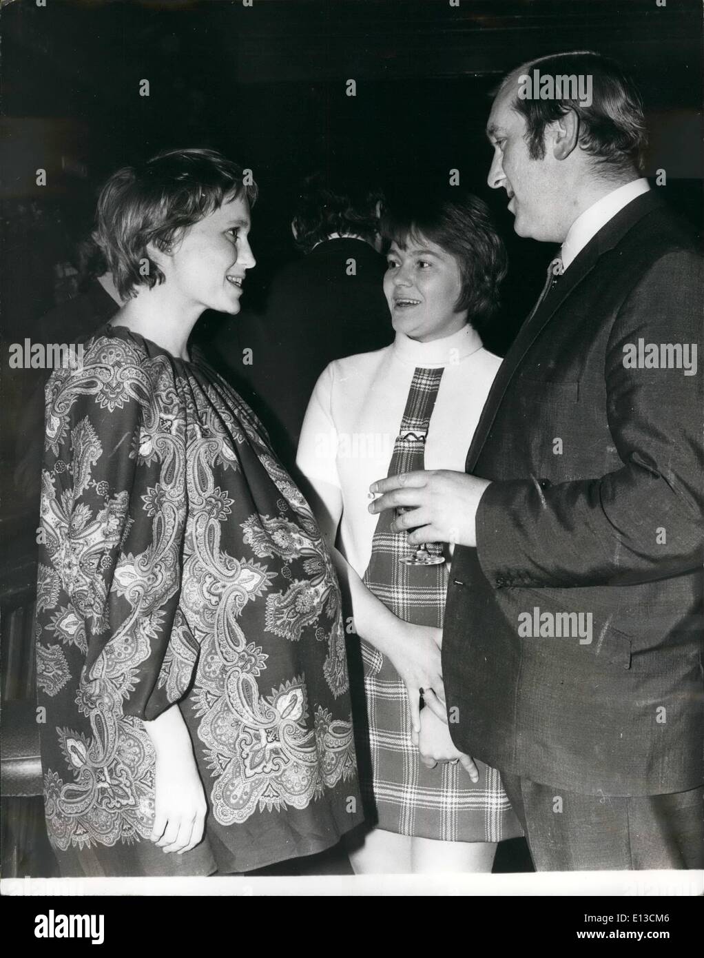 Febbraio 29, 2012 - Un brindisi per il mio host - dalla Mia Farrow; ospite d onore a sud di Londra è film di star Mia Farrow, che aspetta due gemelli in un paio di settimane. Con lei il suo ex autista Dennis Parker, sulla sua prima notte come proprietario della Mezza luna a Herne Hill, e sua moglie Lilly. Il sig. Parker è stato autista alla mia quando è stata sposata a Frank Sinatra. Mia ha detto :"'Dennis invitato me e io sono venuto per tostare il suo successo nel pub. Ha usato per guidare per me e lui merita tutta la fortuna nel mondo nel suo nuovo lavoro Foto Stock