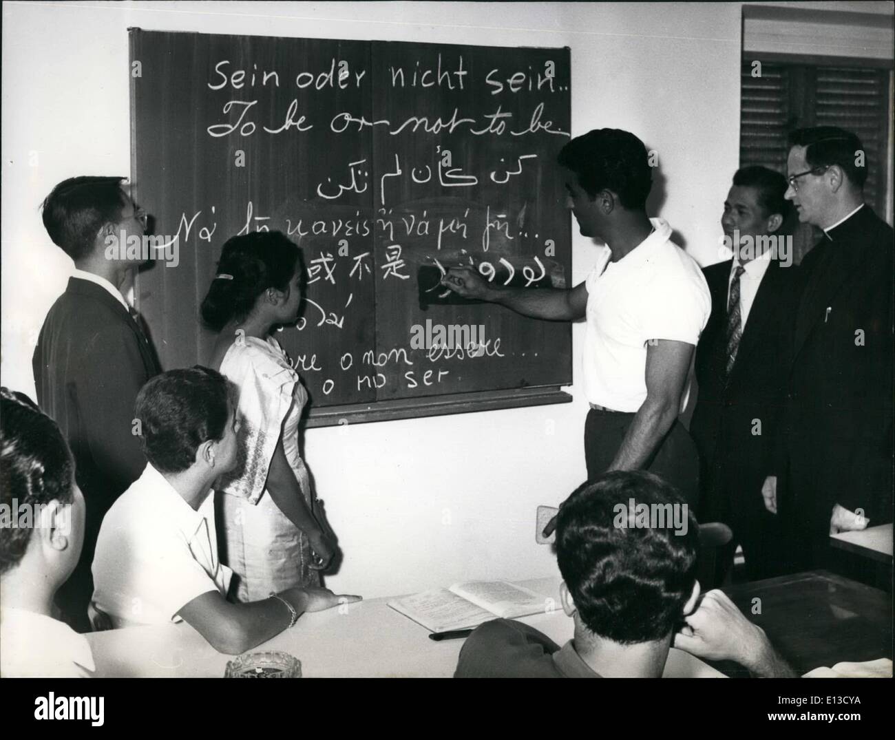 Mar 22, 2012 - Goethe-Institute presso Ebersberg: l'insegnante tedesco durante la scrittura della classica citazione di Shakespeare alla lavagna, in corrispondenza di una volta era stato tradotto dagli studenti nella loro propria lingua. Foto Stock