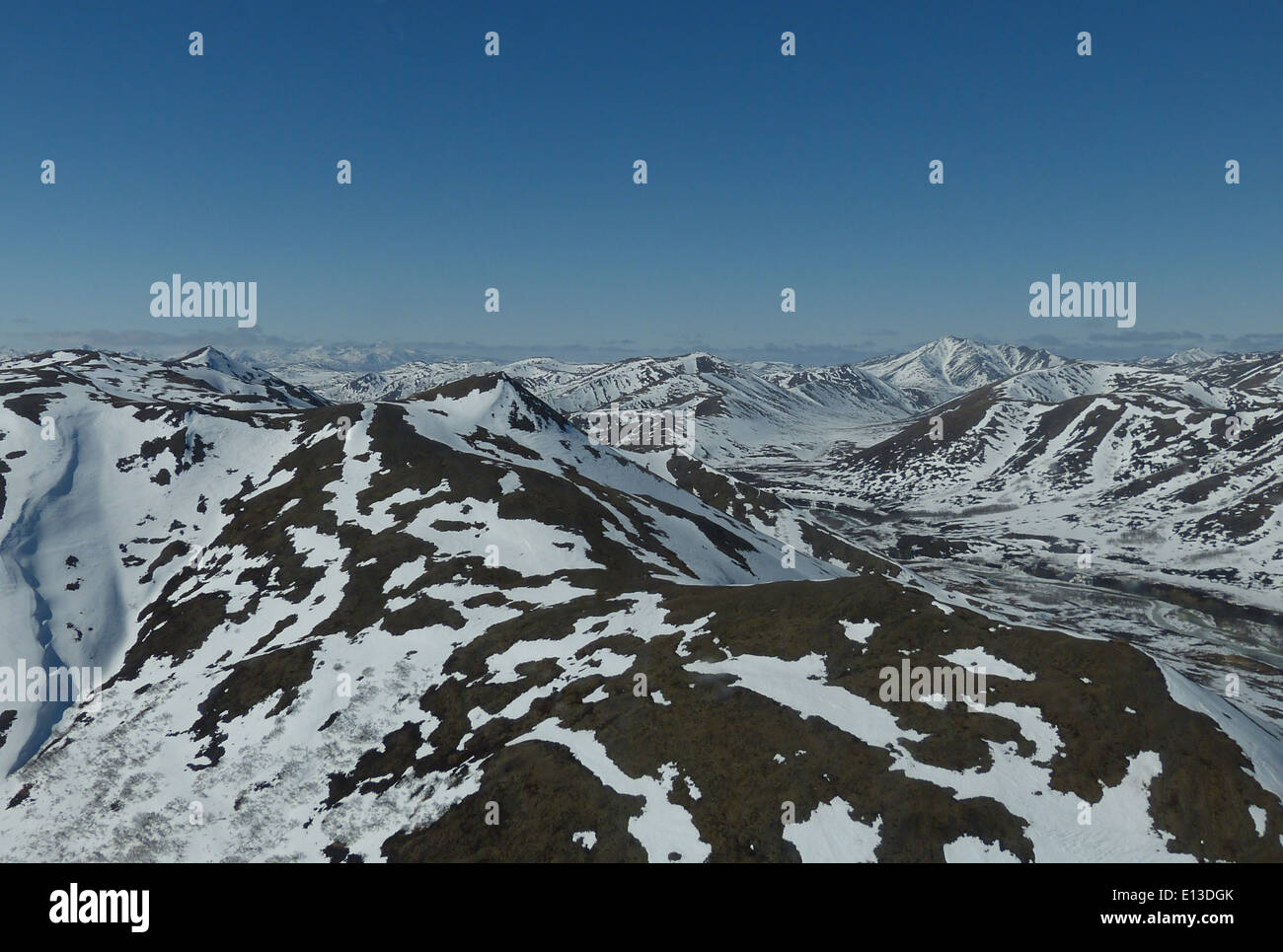 Le Kilbuck Mountains, parte del Yukon Delta National Wildlife Refuge, sono state esaminate nel maggio 2013 per individuare popolazioni di rapaci. Un'indagine in elicottero è stata condotta per monitorare la salute e la distribuzione di queste specie nella regione. Foto Stock
