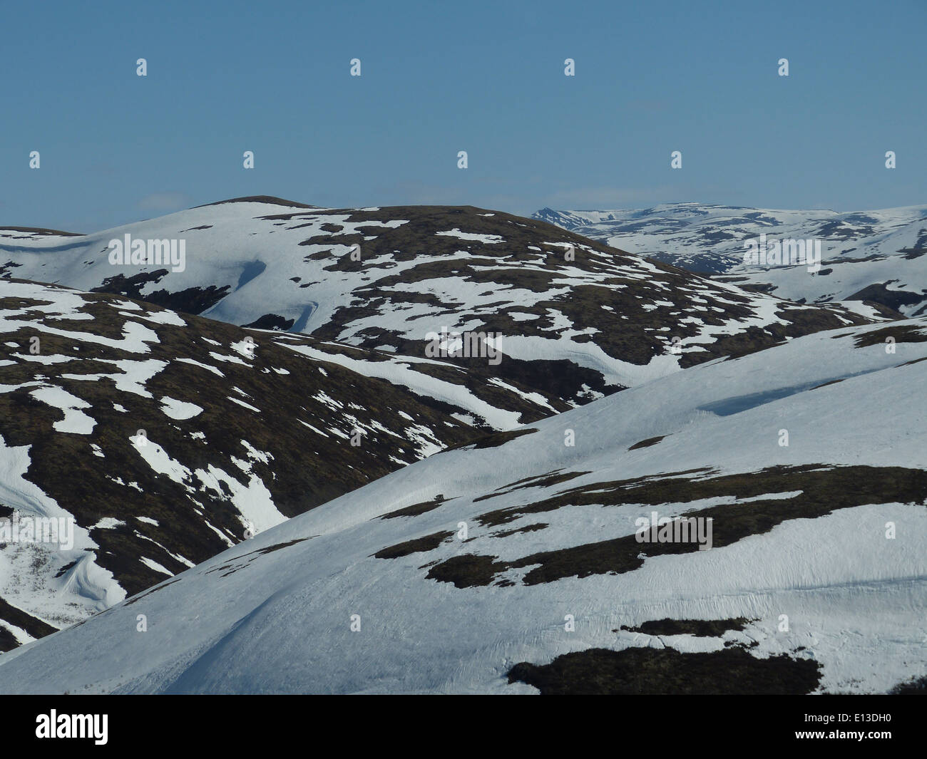 Un'indagine sui rapaci nelle montagne Kilbuck del Yukon Delta National Wildlife Refuge nel maggio 2013, condotta in elicottero. L'indagine mirava a valutare le popolazioni di rapaci e la salute dell'ecosistema della zona. Foto Stock