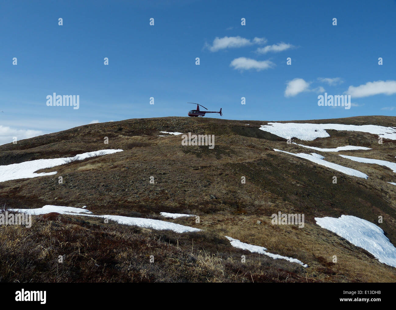 Un'indagine in elicottero condotta nelle montagne Kilbuck del Yukon Delta National Wildlife Refuge, concentrandosi sui rapaci, tra cui il KSowl. L'indagine aiuta a monitorare le popolazioni e gli habitat aviari nella regione. Foto Stock