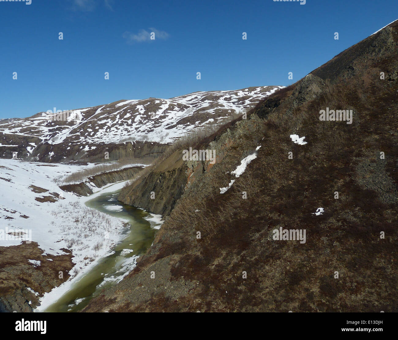 Un'indagine sui rapaci, incluso il KSowl, è stata condotta nelle Kilbuck Mountains come parte di un progetto di ricerca del Yukon Delta National Wildlife Refuge. Il progetto ha utilizzato elicotteri per monitorare e monitorare le popolazioni di rapaci nella regione. Foto Stock