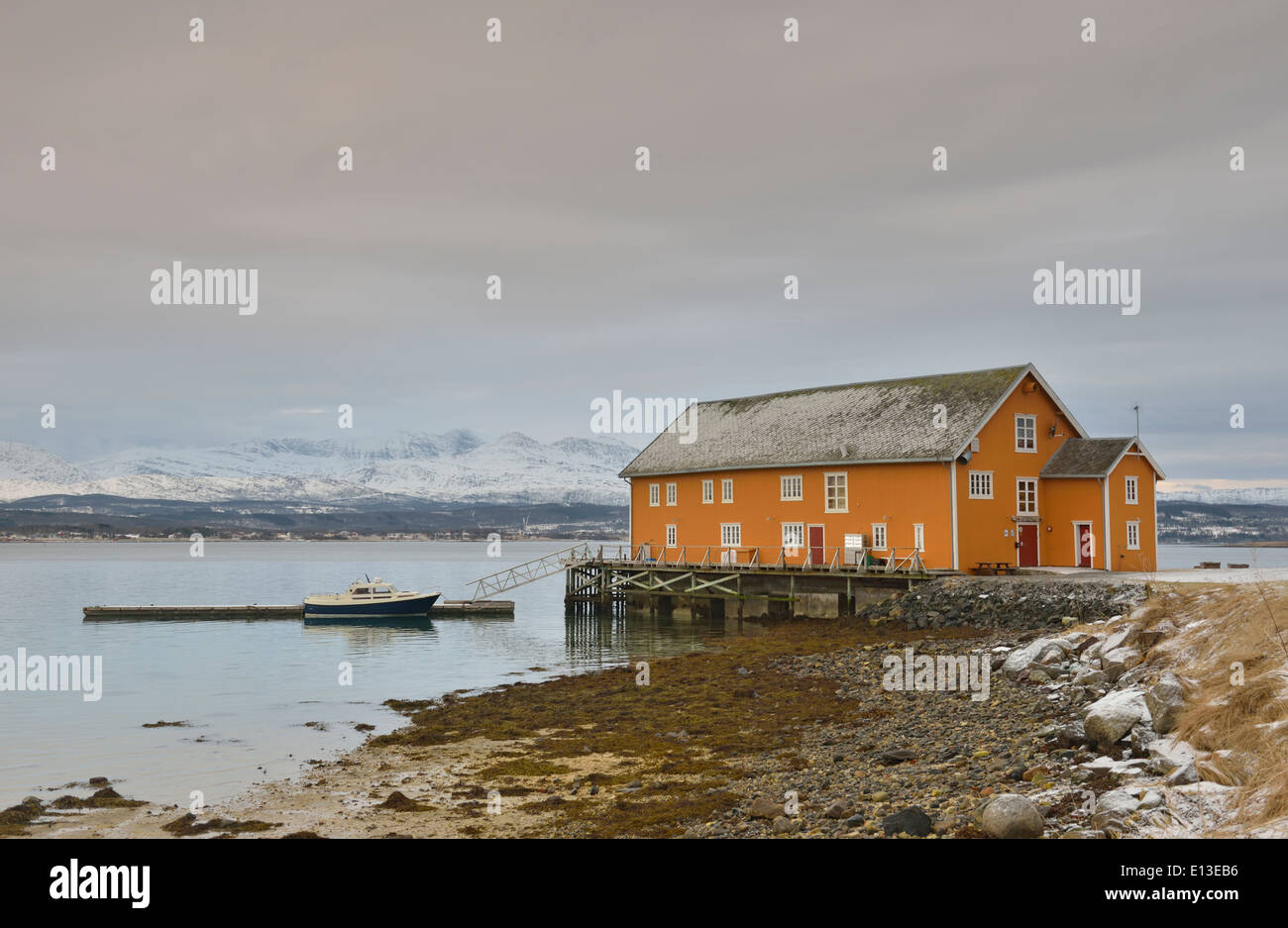 Vista costiera con un tradizionale edificio giallo Sandtorg, Hinnoya, Norvegia Foto Stock