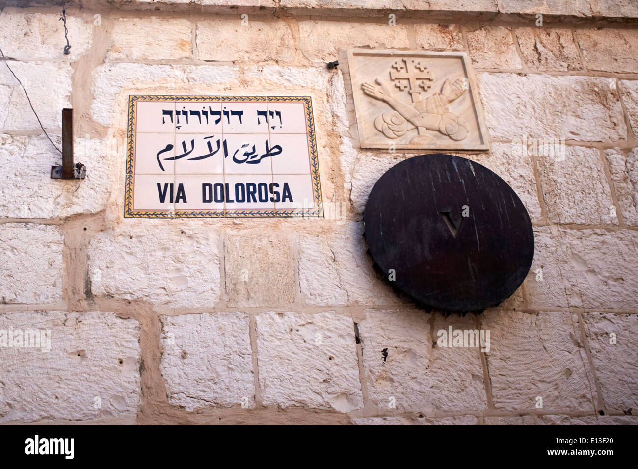 La Via Dolorosa, la via della croce, V stazione Simone di Cirene aiuta Gesù a portare la croce Foto Stock