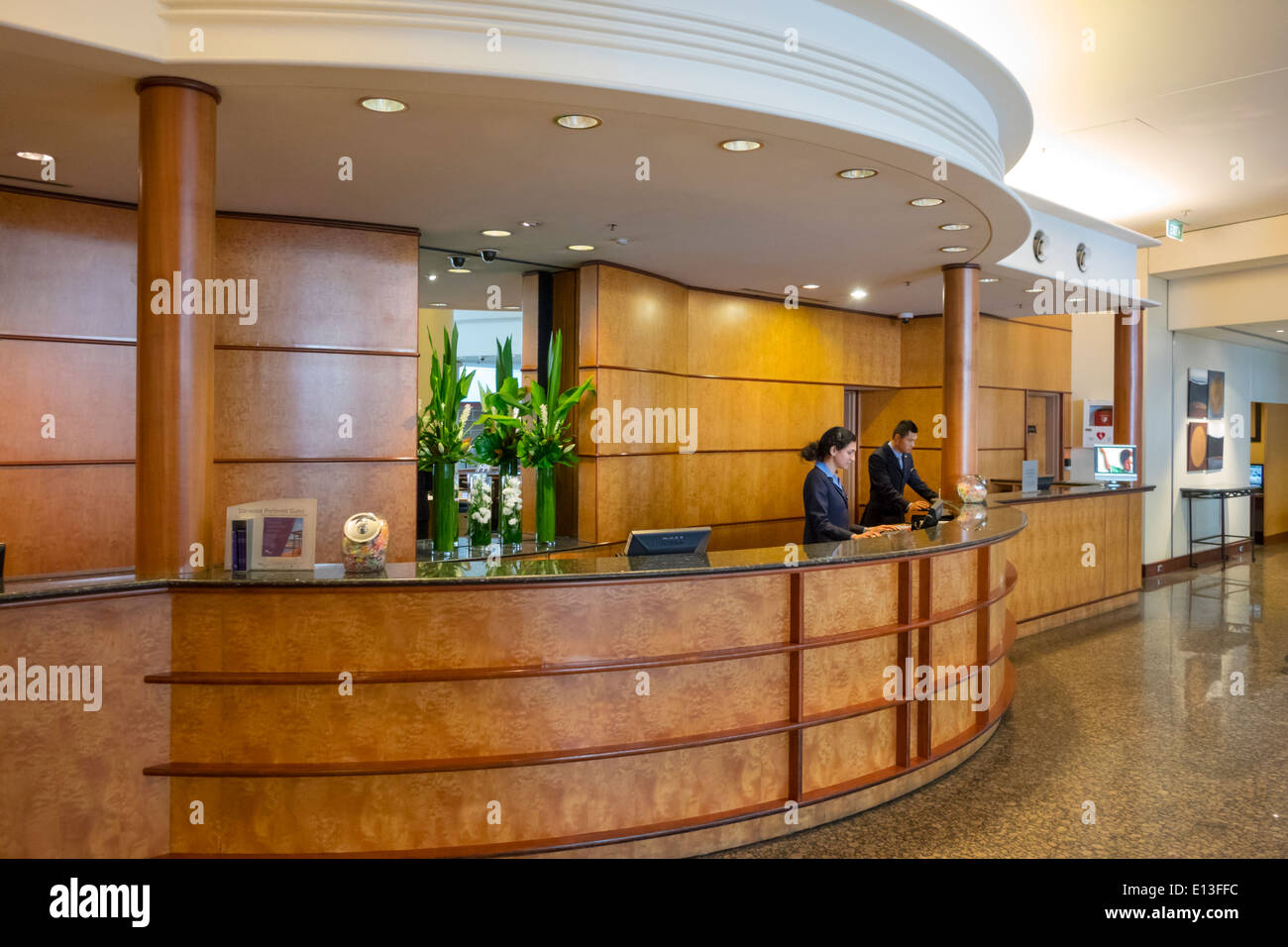 Sydney Australia,Sussex Street,Four Points by Sheraton,hotel,hall,reception check in reception prenotazioni registro,prenotazioni,donna Foto Stock