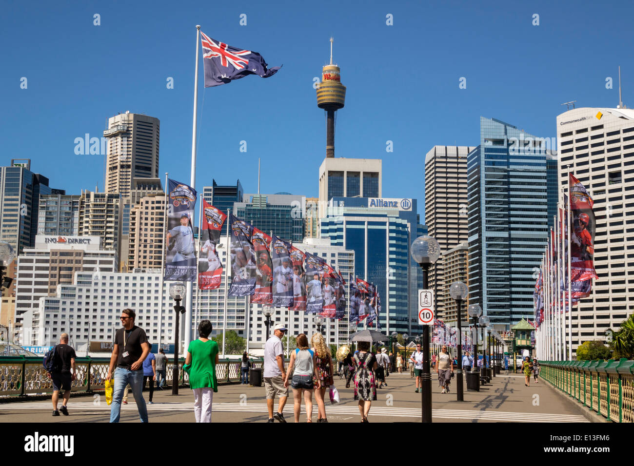 Sydney Australia, Darling Harbour, porto, Pyrmont Bridge, passeggiate, Cockle Bay, grattacieli, skyline della città, bandiera, Sydney Tower, AU140311045 Foto Stock