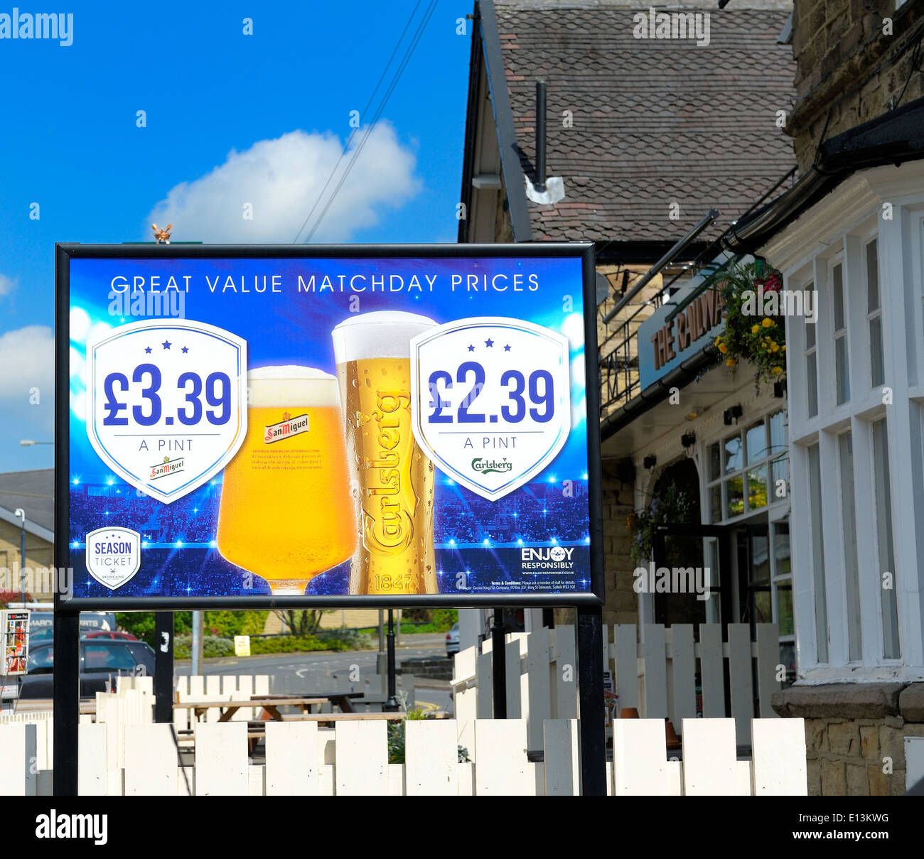 Grande valore match day prezzi su una scheda annunci al di fuori di un pub del Regno Unito Foto Stock