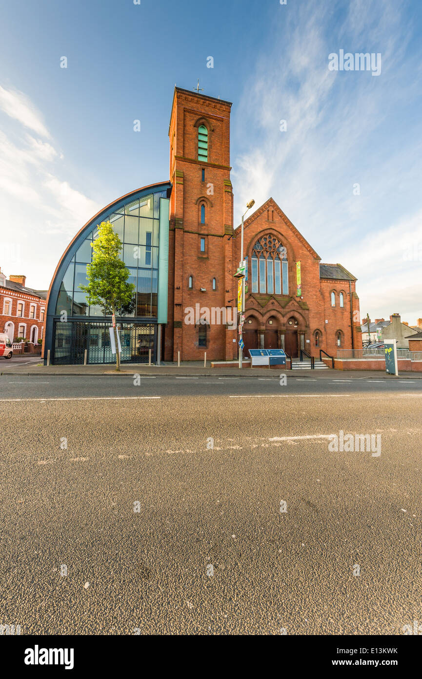 Culturlann, Falls Road, Belfast, una ex chiesa presbiteriana che ora è utilizzato per promuovere la cultura Irlandese. Foto Stock