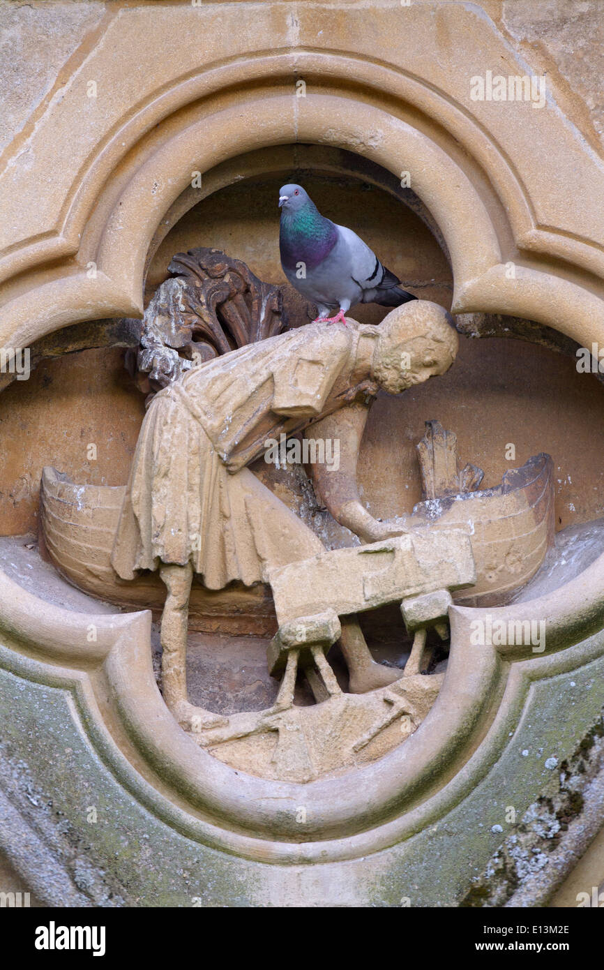 Piccioni selvatici del XII secolo fronte ovest della Cattedrale di Wells Somerset Foto Stock