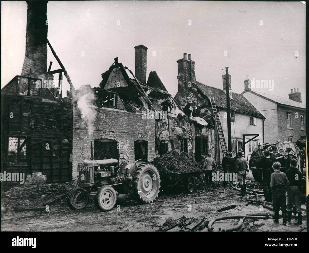 Mar 22, 2012 - Ein Tankwagen explodierte: Reg Bungay der Fahrer eines mit Dusen-Treibstoff beladen Tangwagens, opferte sein Leben um andere au retten. Er fuhr auf abschussinger Strasse auf die Kleine Stadt Lambourn in der Englischen Graftschaft Berkshire su, als o bomerke, dass die Bremsen versagten. Er wusste, Das konnte nicht gutgehen. Noch hatte o arbsprigen konnen e sein Leben retten, aber blieb er am Steuer. Foto Stock