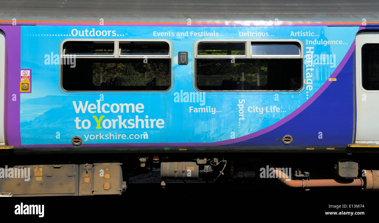 Benvenuto a Yorkshire poster sul lato del diesel multiple unit coach Buxton Derbyshire England Regno Unito Foto Stock