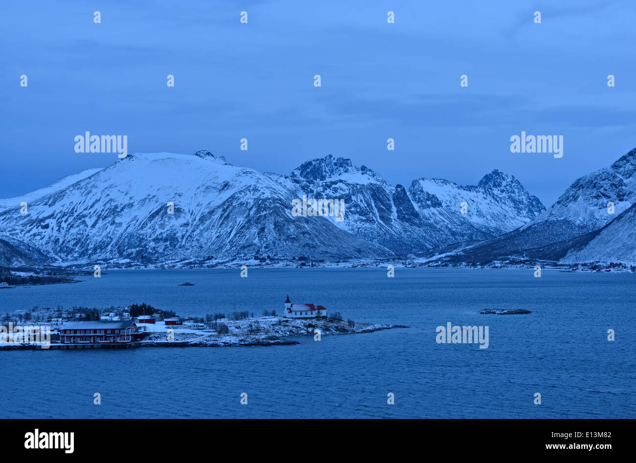 Austnesfjorden con Sildpollnes Chiesa al crepuscolo, Isole Lofoten in Norvegia Foto Stock