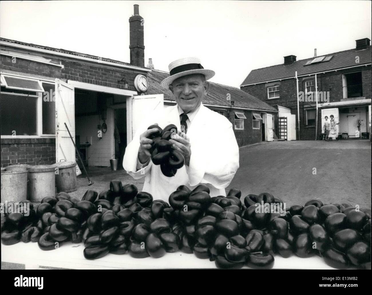 Mar 02, 2012 - Albert Hirst invecchiato 67 con quello che potrebbe essere il vincitore del premio budino nero presso il suo stabilimento in Strada della Regina, Barnsley, Yorkshire. Foto Stock