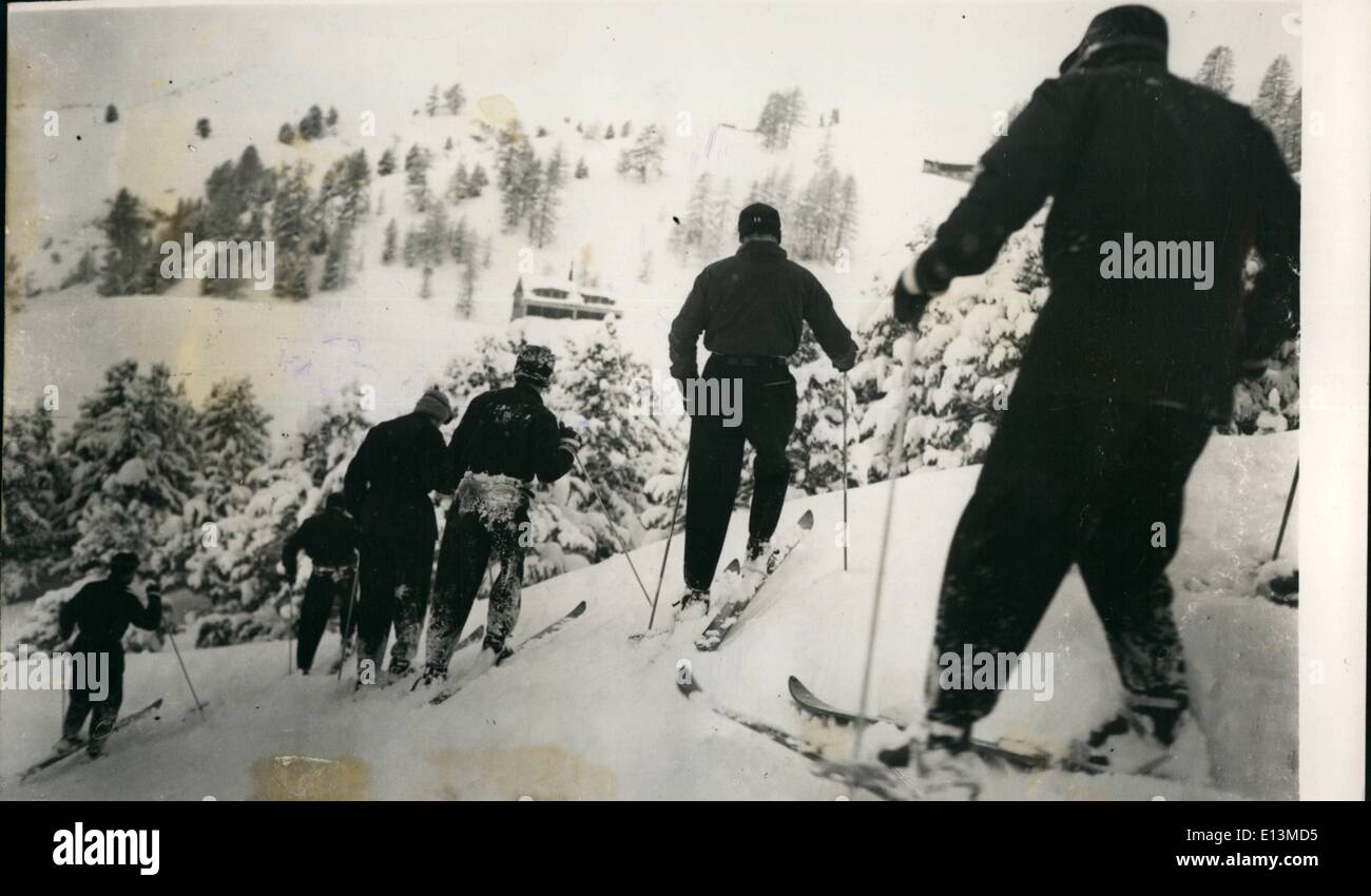 Mar 22, 2012 - L'Argentina Ski-team intensificazione durante la pratica finale a St.Moritz: membri dell'Argentina di Ski-team visto intensificare sugli sci a Chantarella che prendono parte alla formazione finale per oggi l'apertura dei Giochi Olimpici Invernali a St.Moritz. Foto Stock