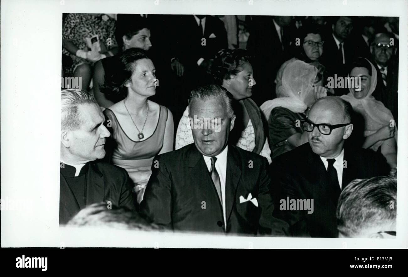 Mar 02, 2012 - Paul Emile Leger cardinale, Premier Jean Lesage e sindaco Jean Drapeau discutere la notte di eventi nel retro, Onorevole Drapeau e onorevole Lesage. Un preludio al Montreal Fiera Mondiale Expo67 Foto Stock